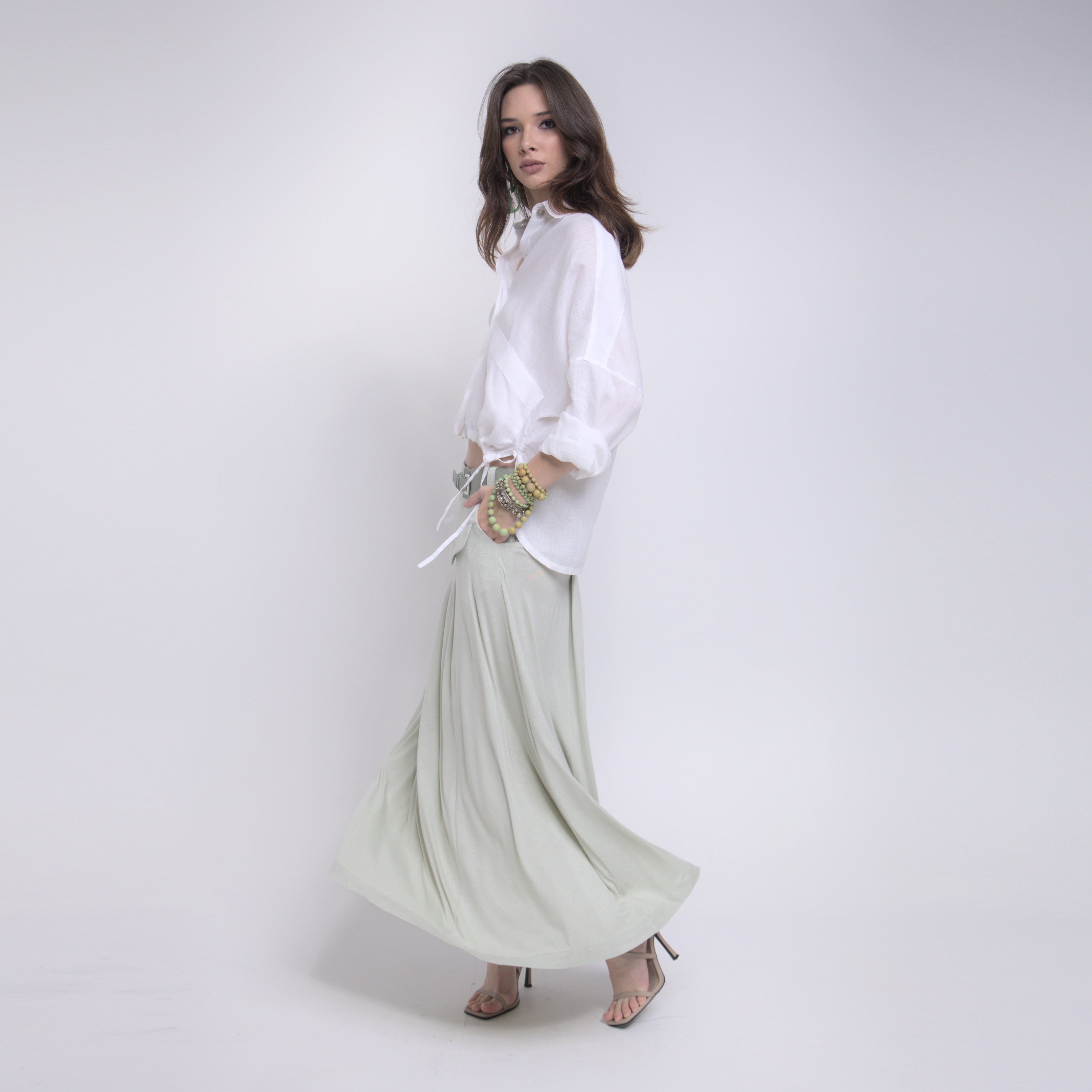 Phoebe - Saia maxi de malha com pregas e cinto de couro na cor verde sálvia