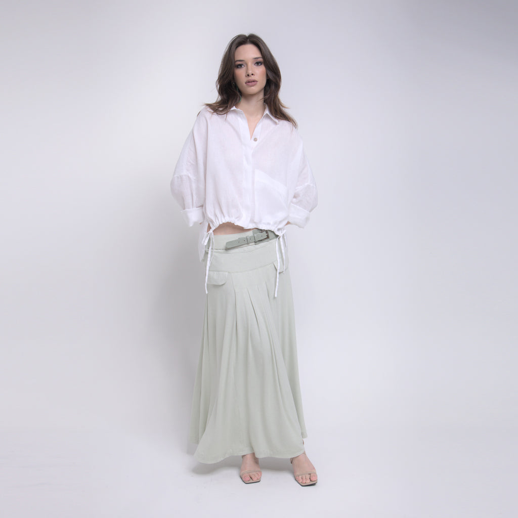 Phoebe - Saia maxi de malha com pregas e cinto de couro na cor verde sálvia