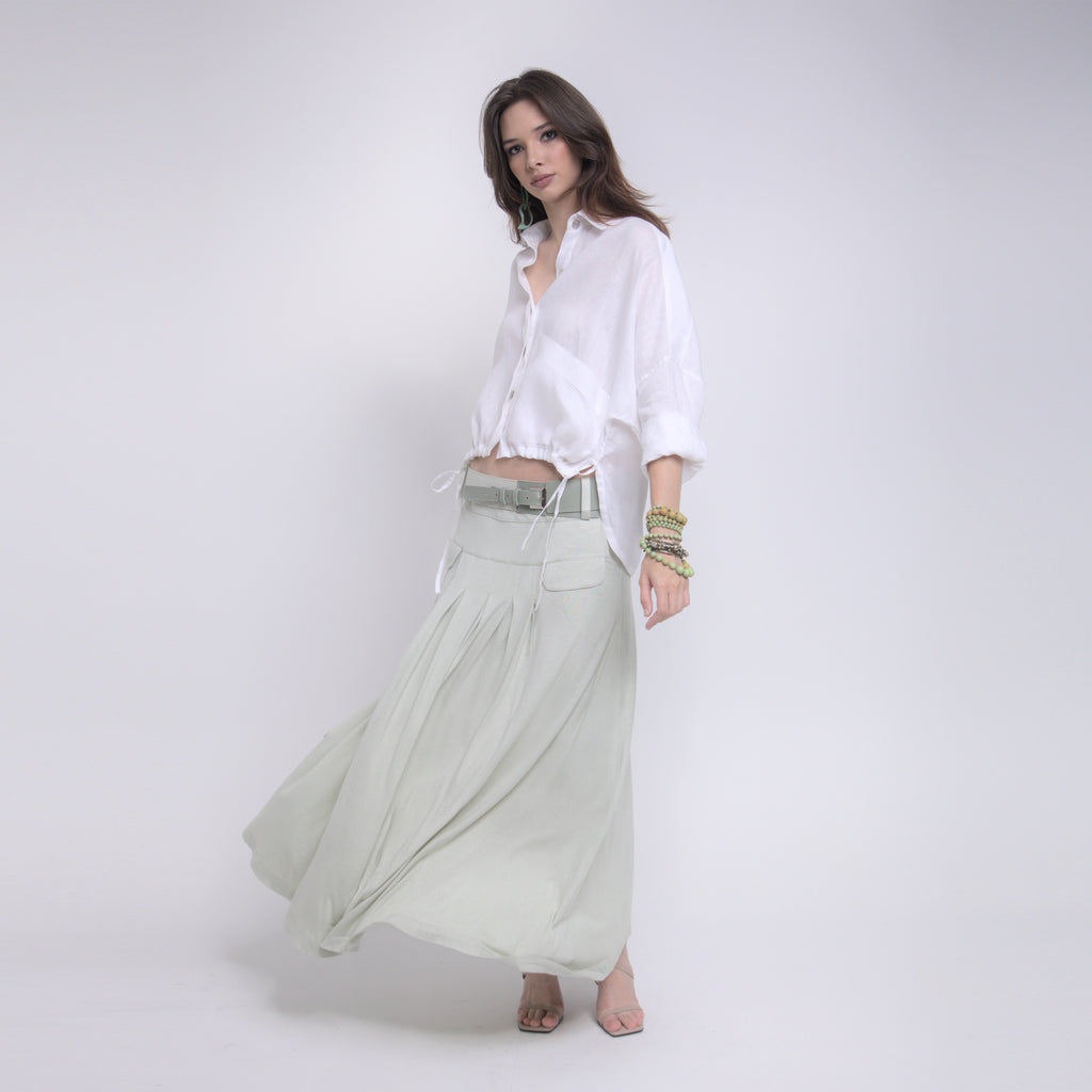 Phoebe - Saia maxi de malha com pregas e cinto de couro na cor verde sálvia