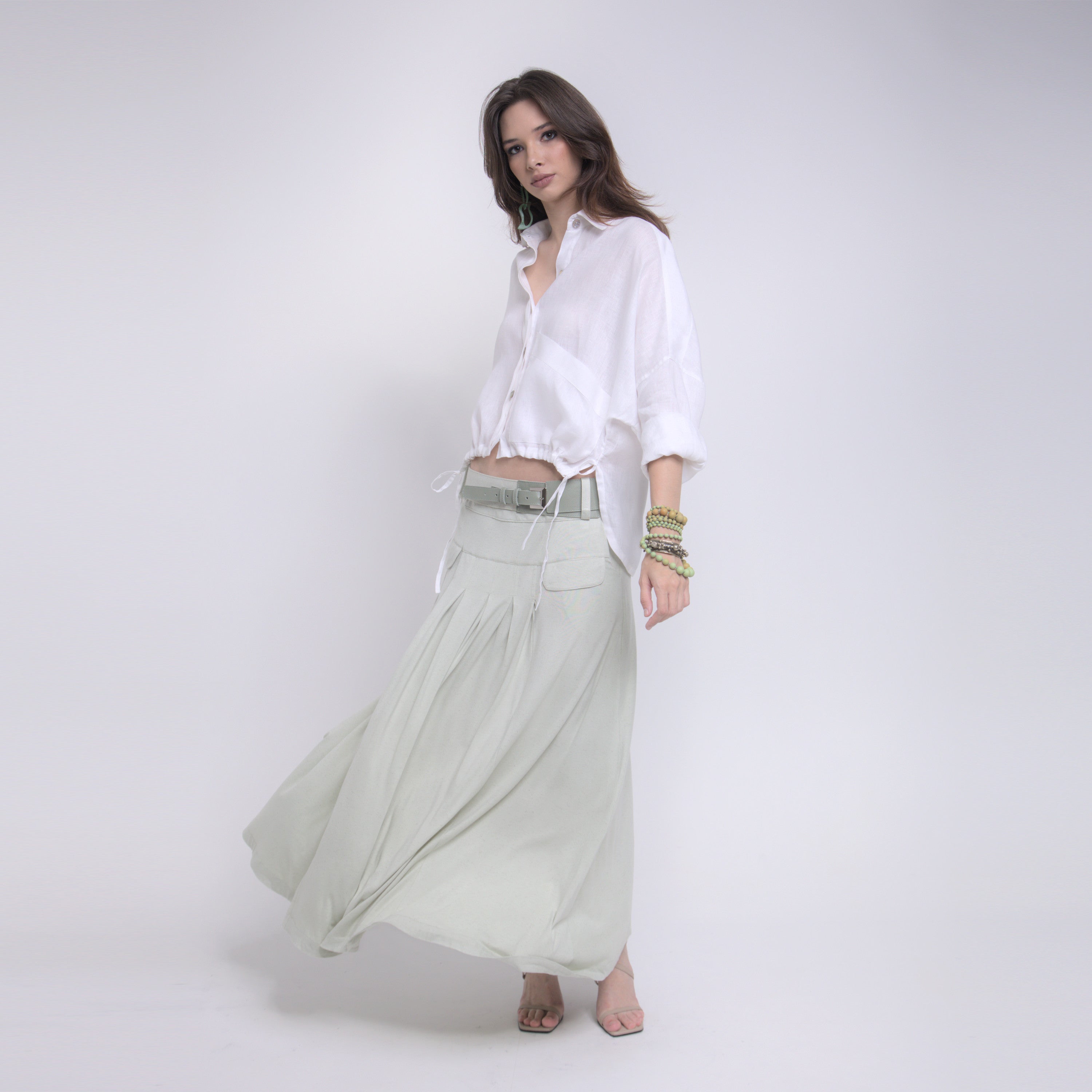 Phoebe - Saia maxi de malha com pregas e cinto de couro na cor verde sálvia