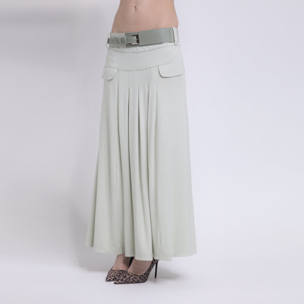 Phoebe - Saia maxi de malha com pregas e cinto de couro na cor verde sálvia