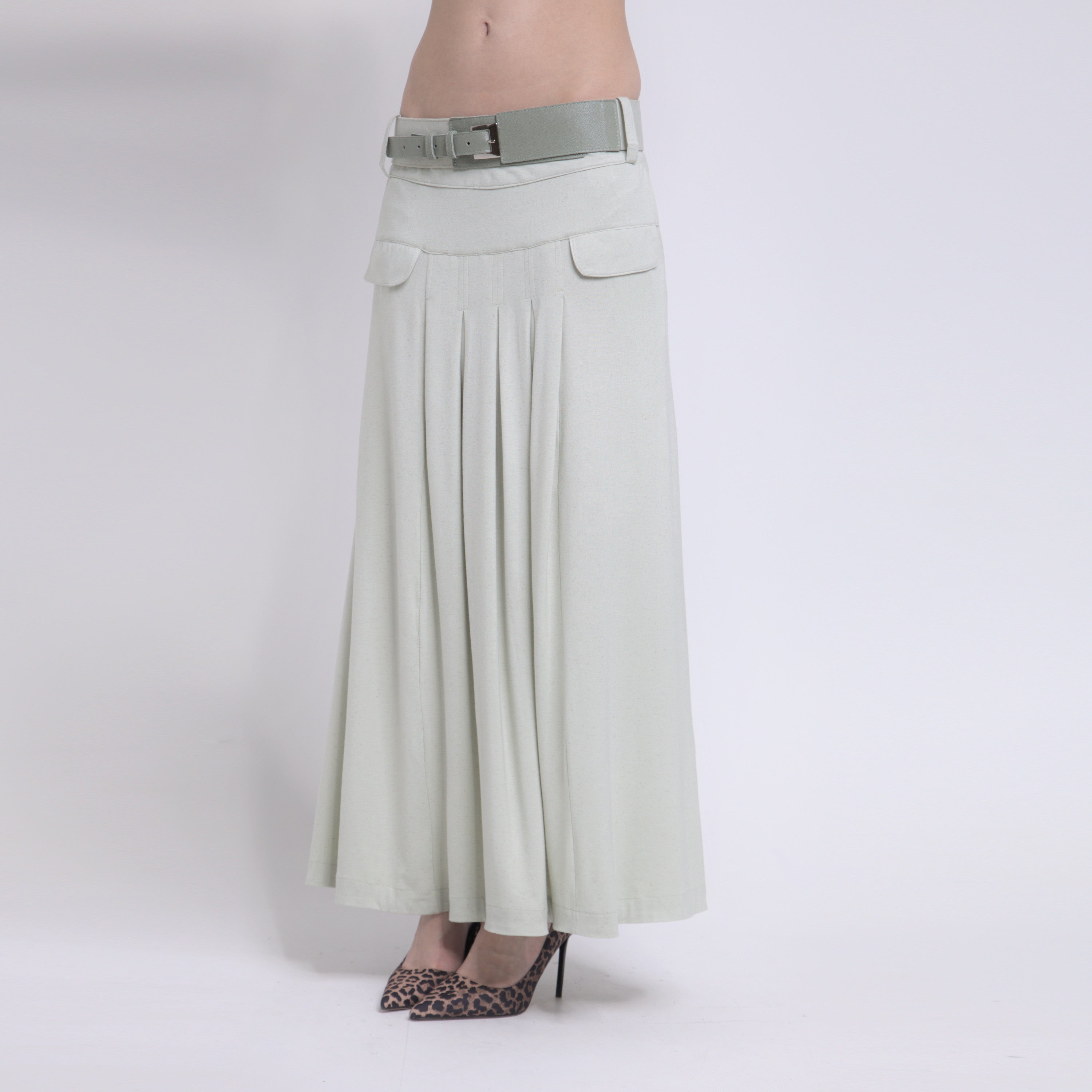 Phoebe - Saia maxi de malha com pregas e cinto de couro na cor verde sálvia