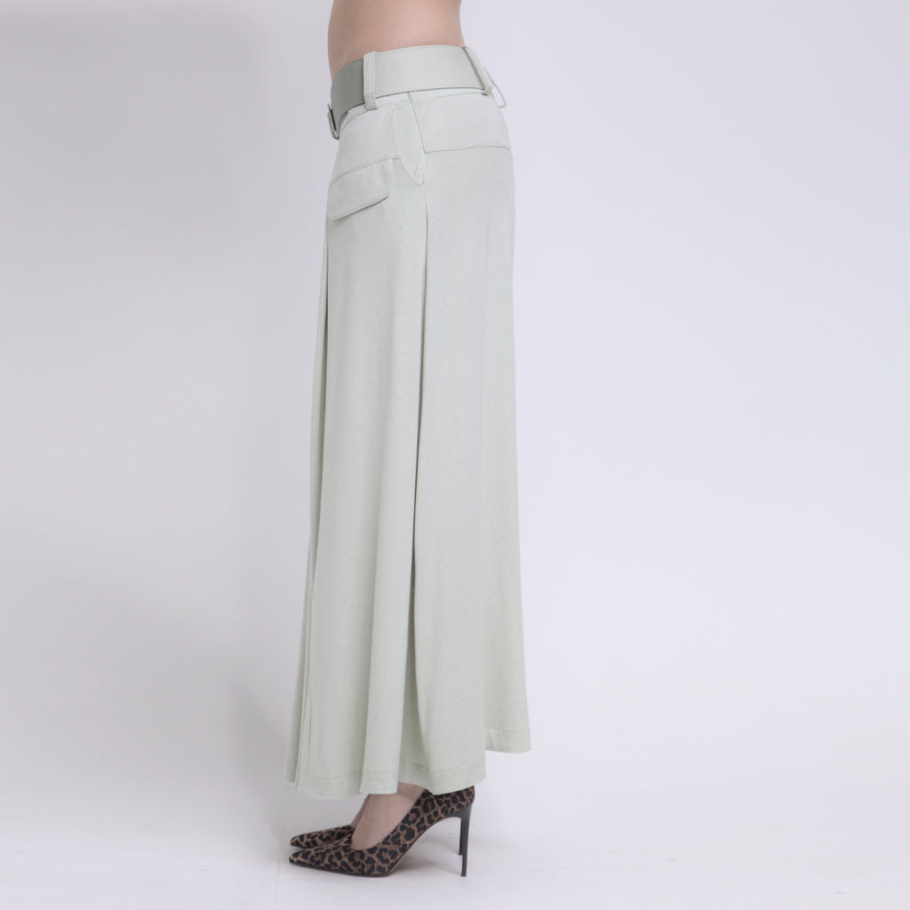 Phoebe - Saia maxi de malha com pregas e cinto de couro na cor verde sálvia