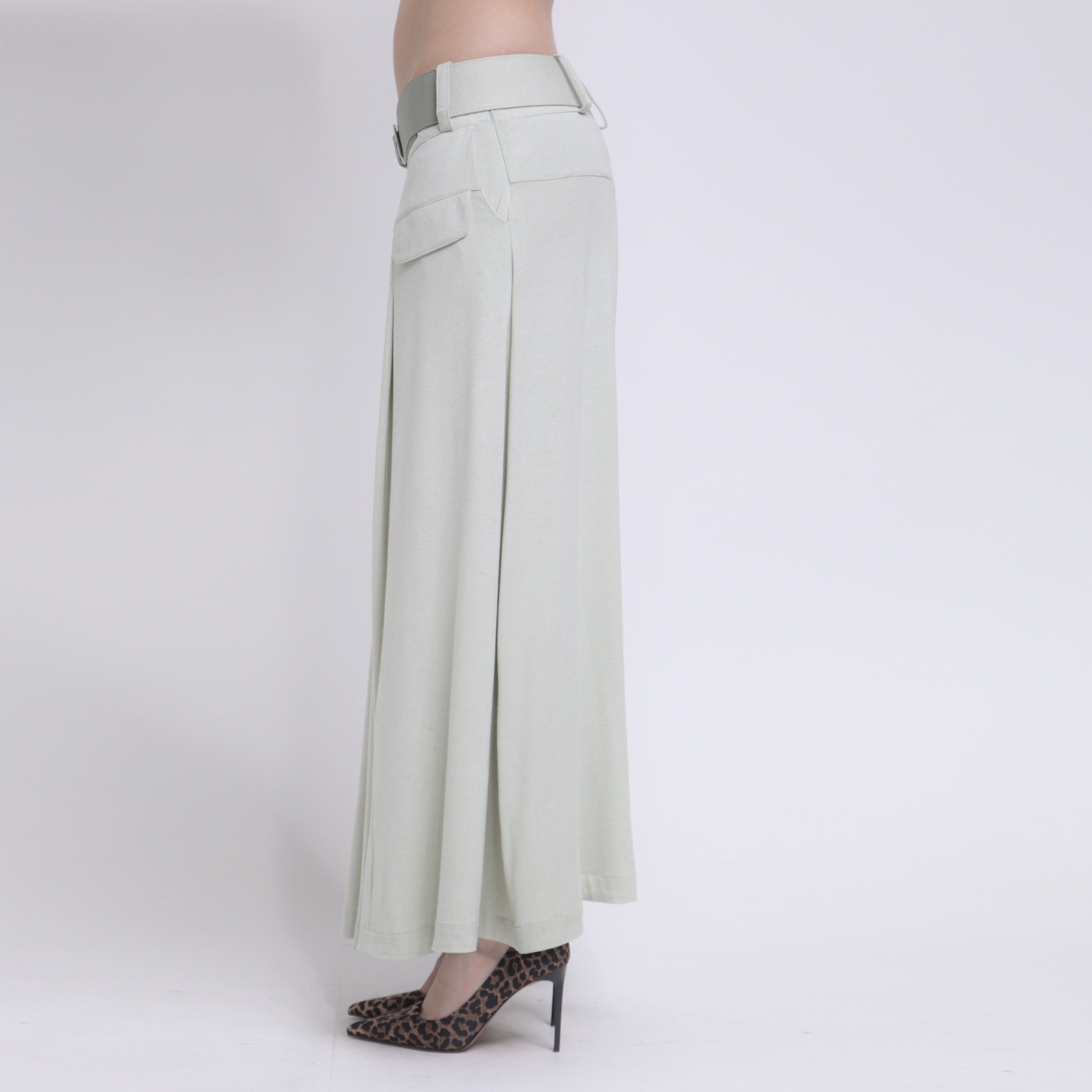 Phoebe - Saia maxi de malha com pregas e cinto de couro na cor verde sálvia