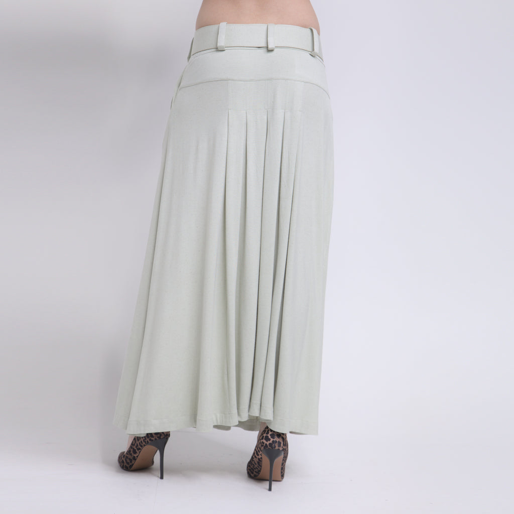 Phoebe - Saia maxi de malha com pregas e cinto de couro na cor verde sálvia