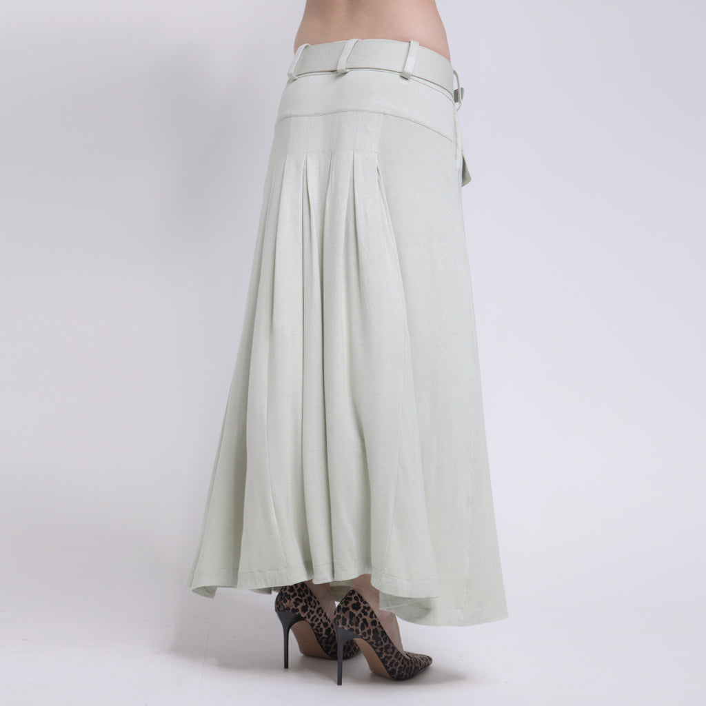 Phoebe - Saia maxi de malha com pregas e cinto de couro na cor verde sálvia