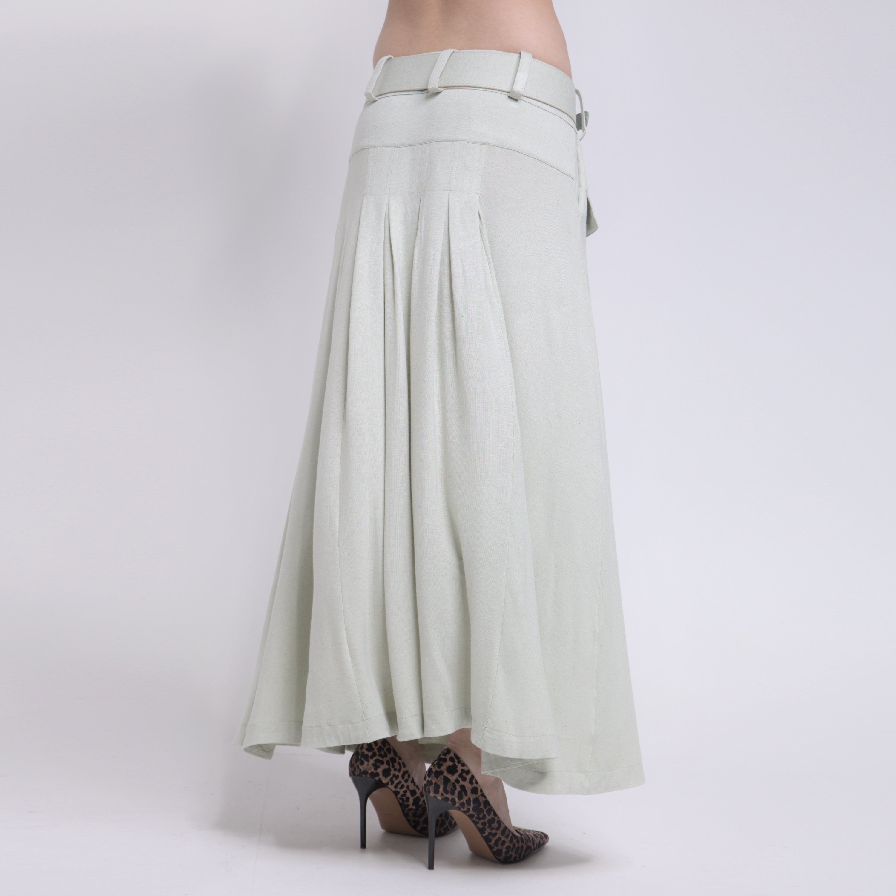 Phoebe - Saia maxi de malha com pregas e cinto de couro na cor verde sálvia