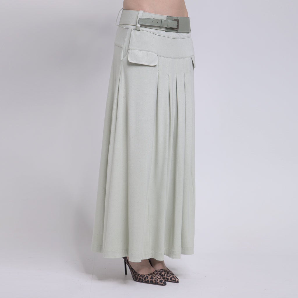 Phoebe - Saia maxi de malha com pregas e cinto de couro na cor verde sálvia