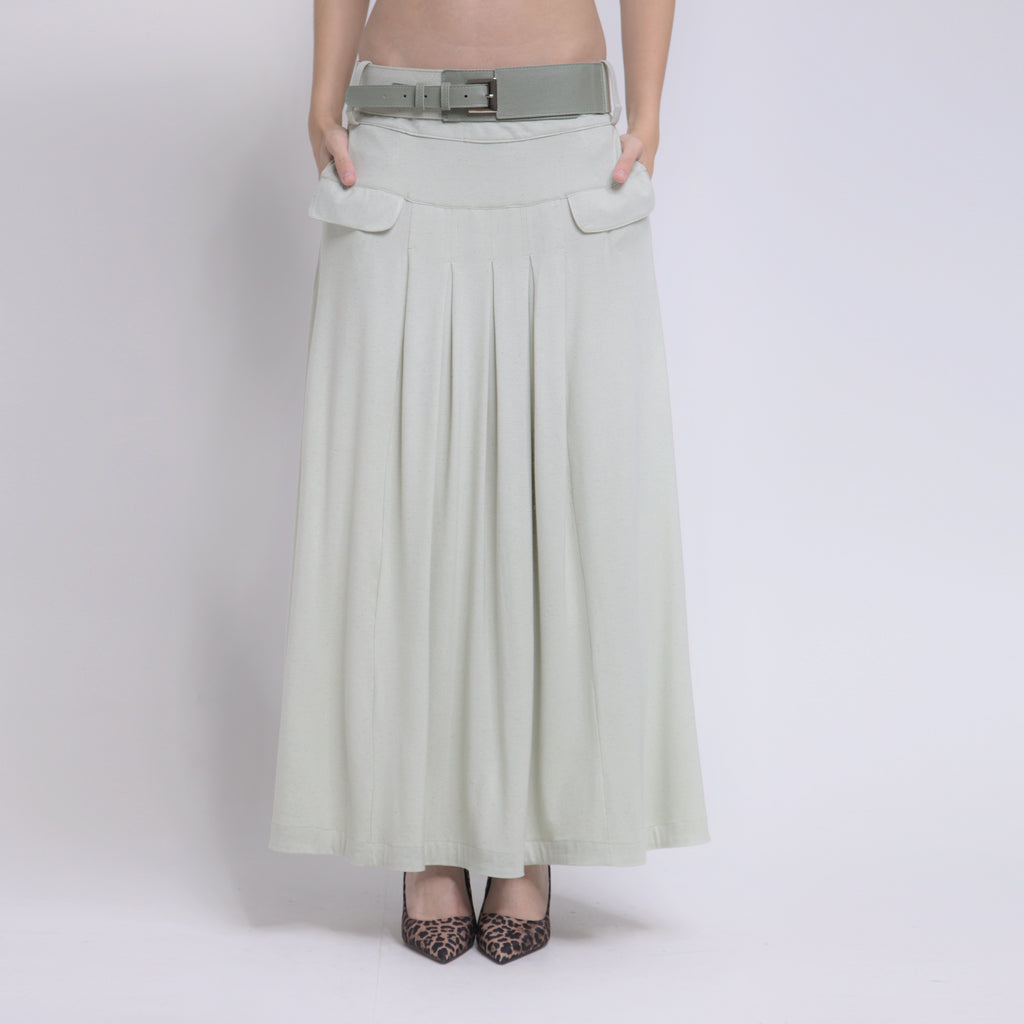 Phoebe - Saia maxi de malha com pregas e cinto de couro na cor verde sálvia