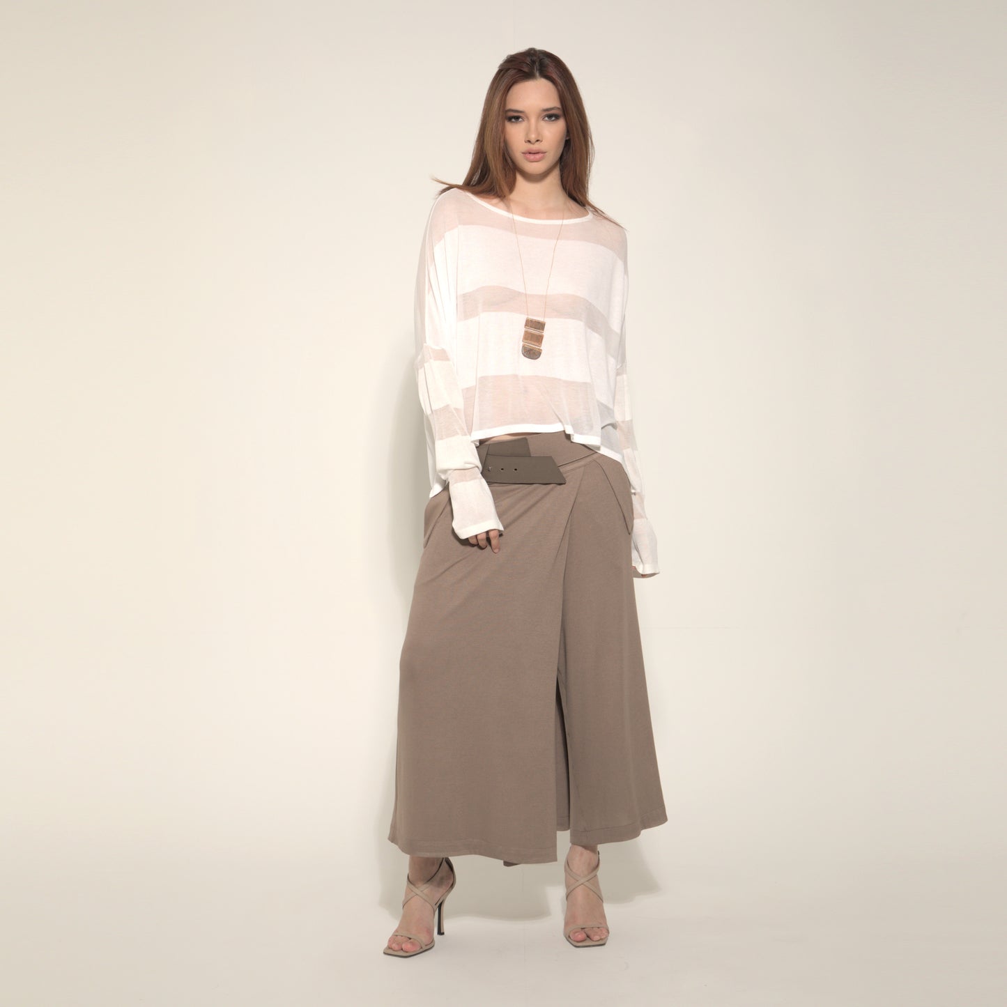 Giselle - Blusa de tricot listrada em off-white com transparencias