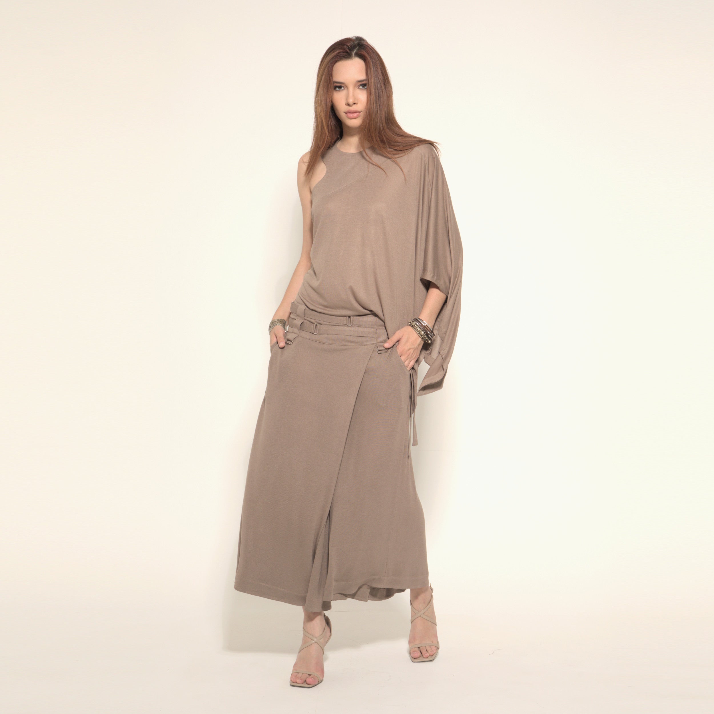Ibiza - Blusa assimétrica com uma manga só em malha na cor cáqui