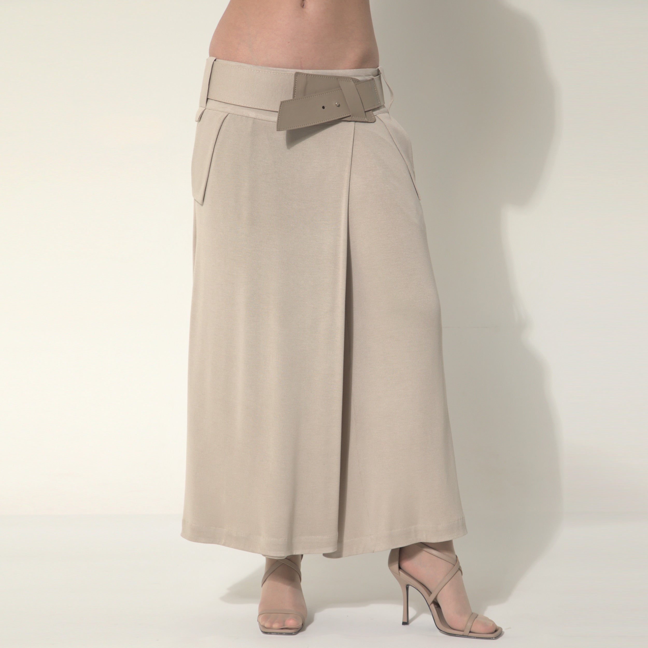 Cleo - Saia-calça de malha com cinto na cor bege Saara