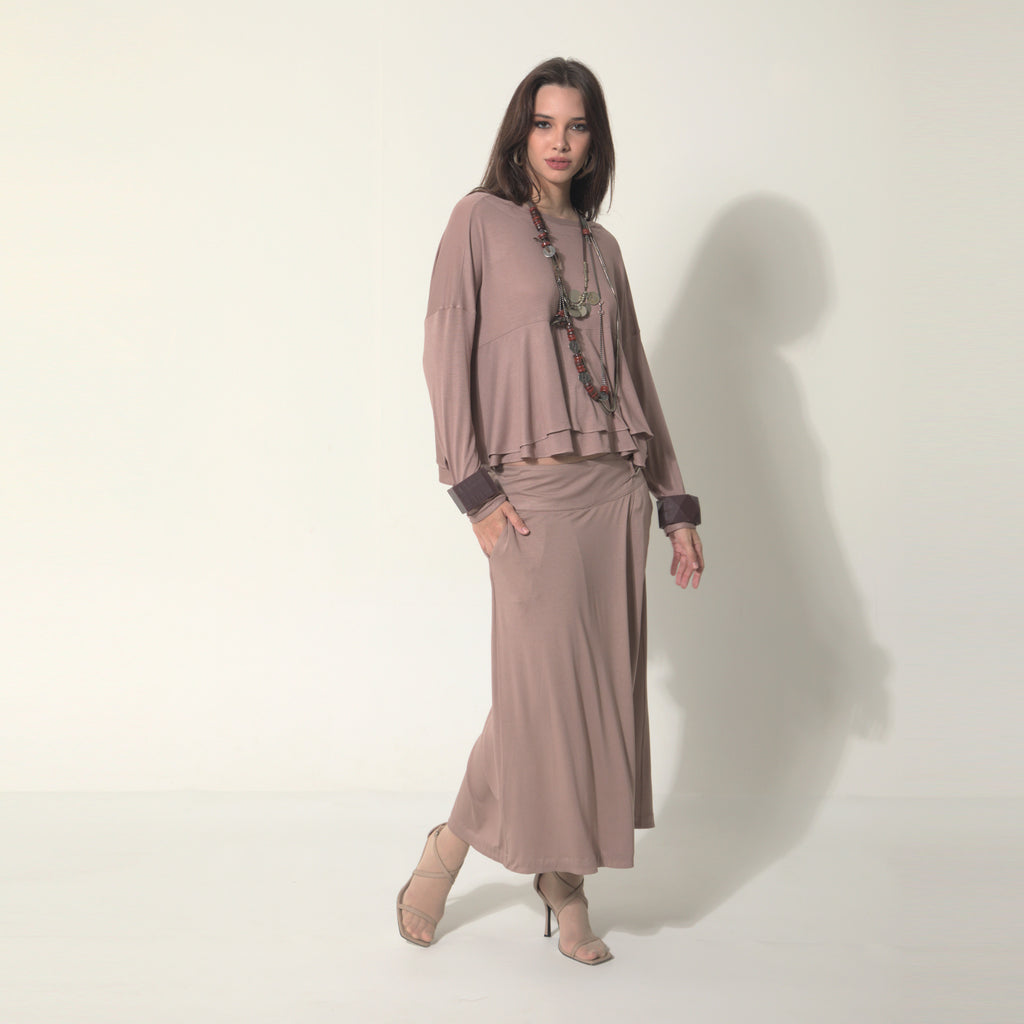 Sarah - Saia-calça de malha com ajuste de fivela de metal na cor mocha mousse