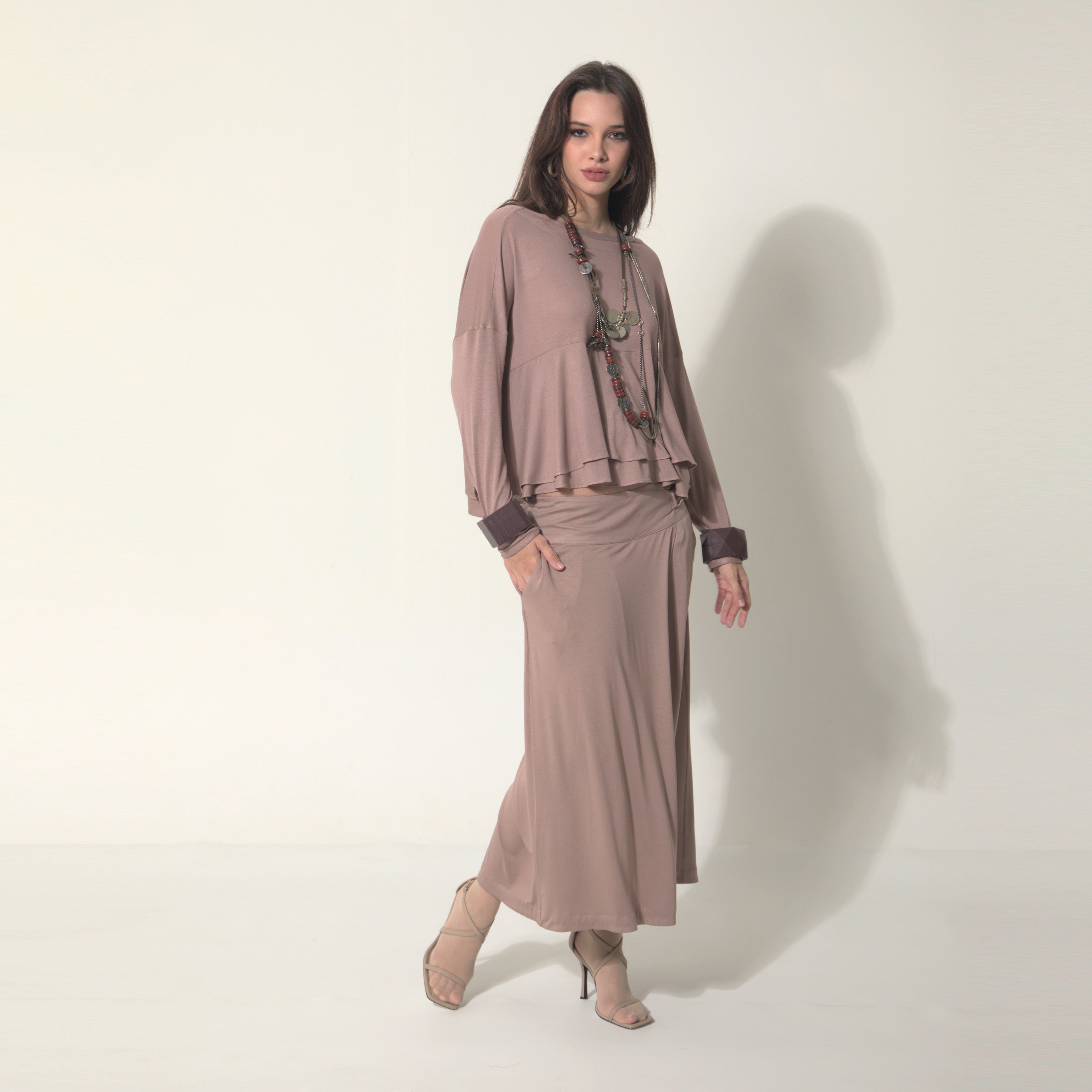 Sarah - Saia-calça de malha com ajuste de fivela de metal na cor mocha mousse