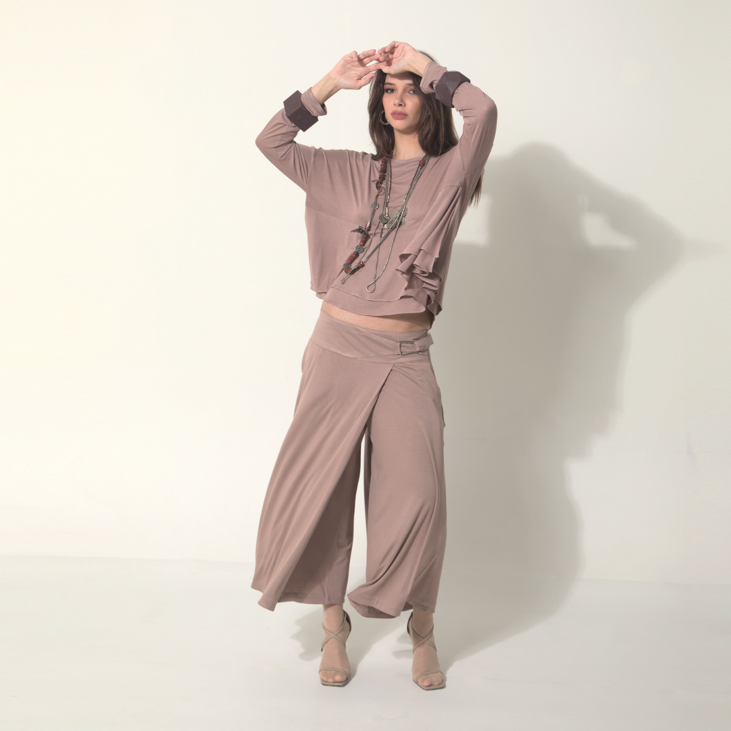 Sarah - Saia-calça de malha com ajuste de fivela de metal na cor mocha mousse