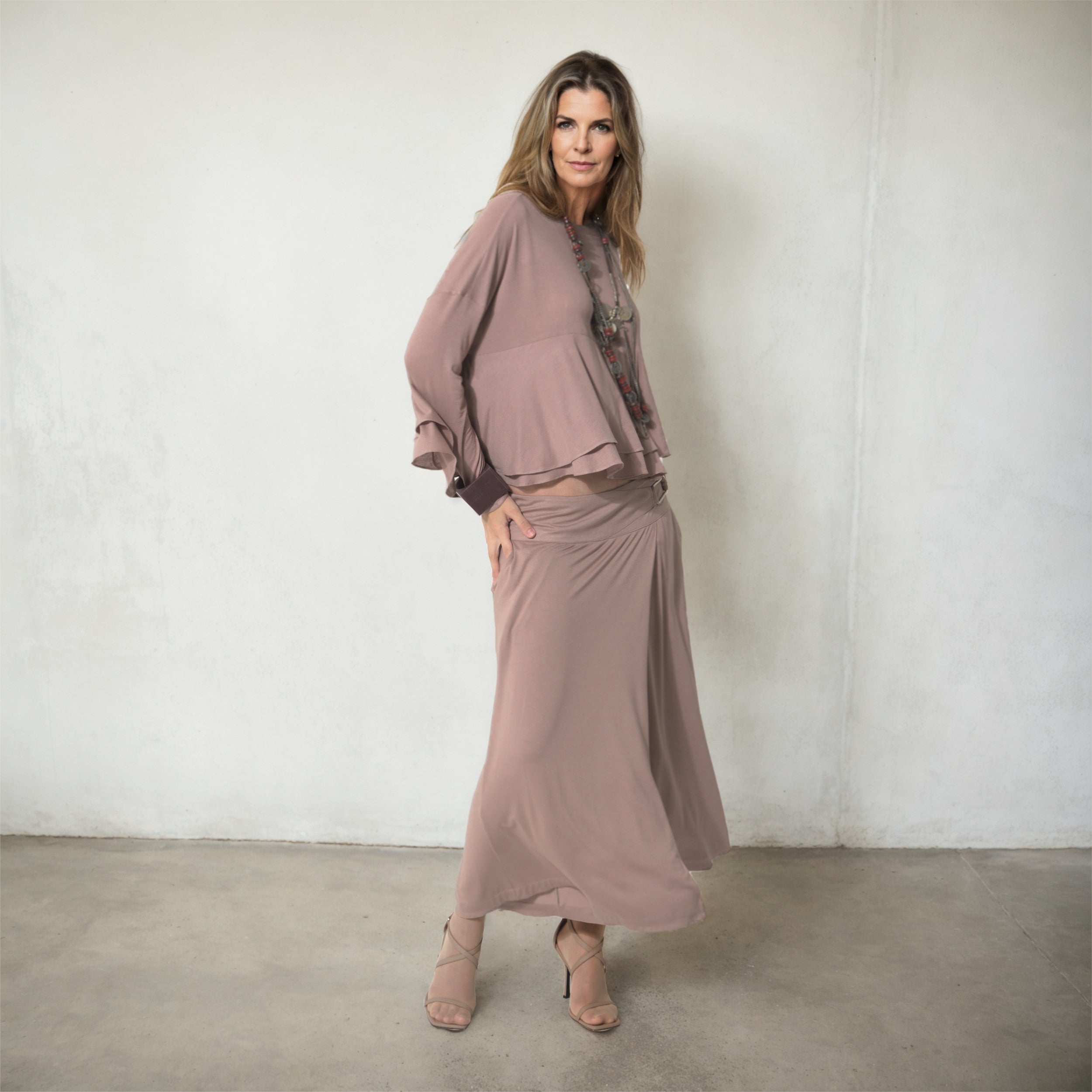 Sarah - Saia-calça de malha com ajuste de fivela de metal na cor mocha mousse