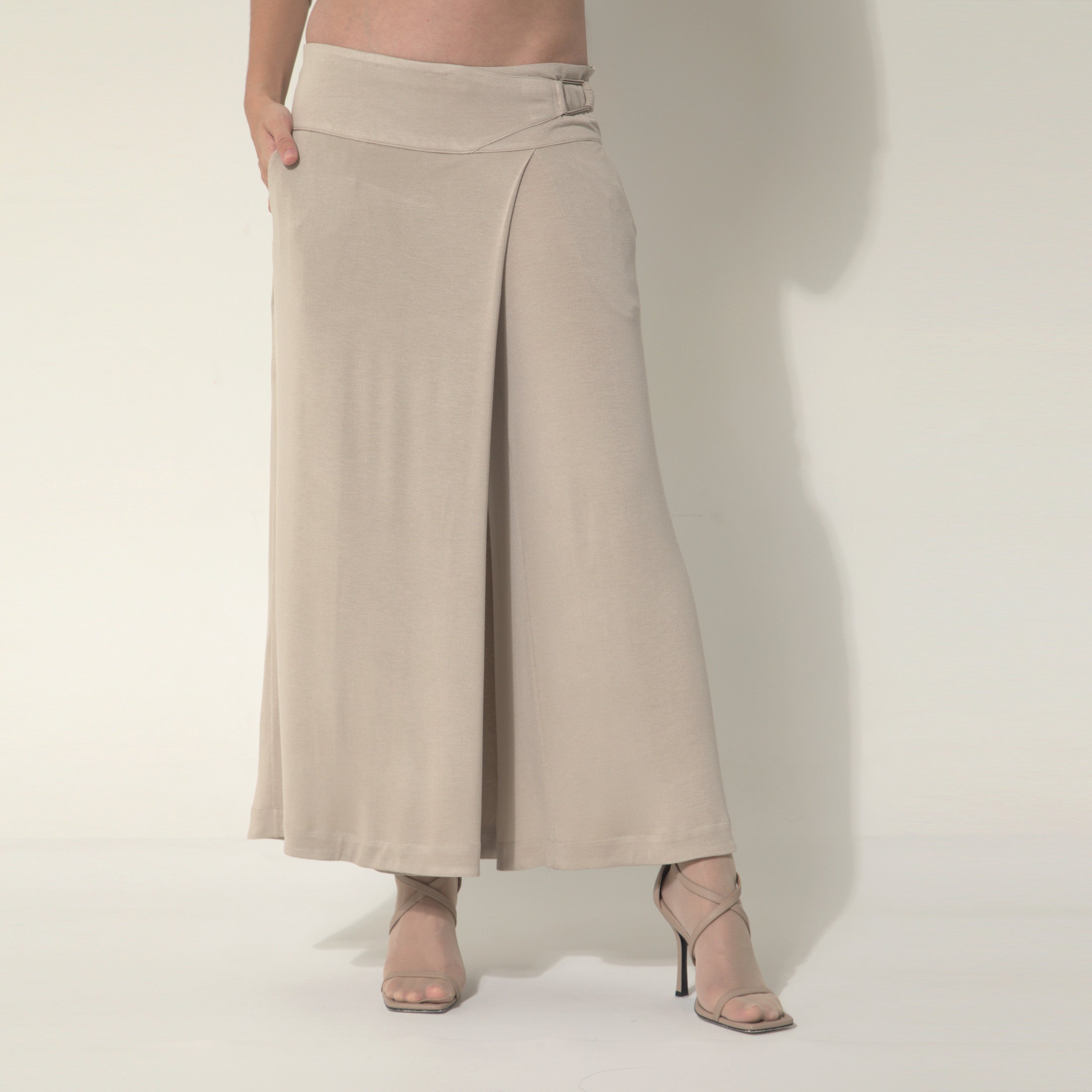 Sarah - Saia-calça de malha com ajuste de fivela de metal na cor bege Saara