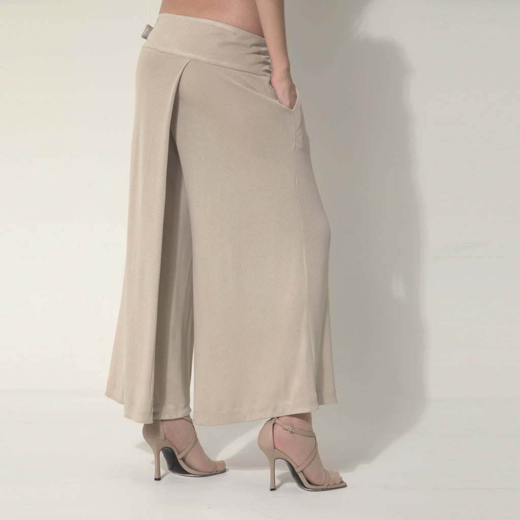 Sarah - Saia-calça de malha com ajuste de fivela de metal na cor bege Saara