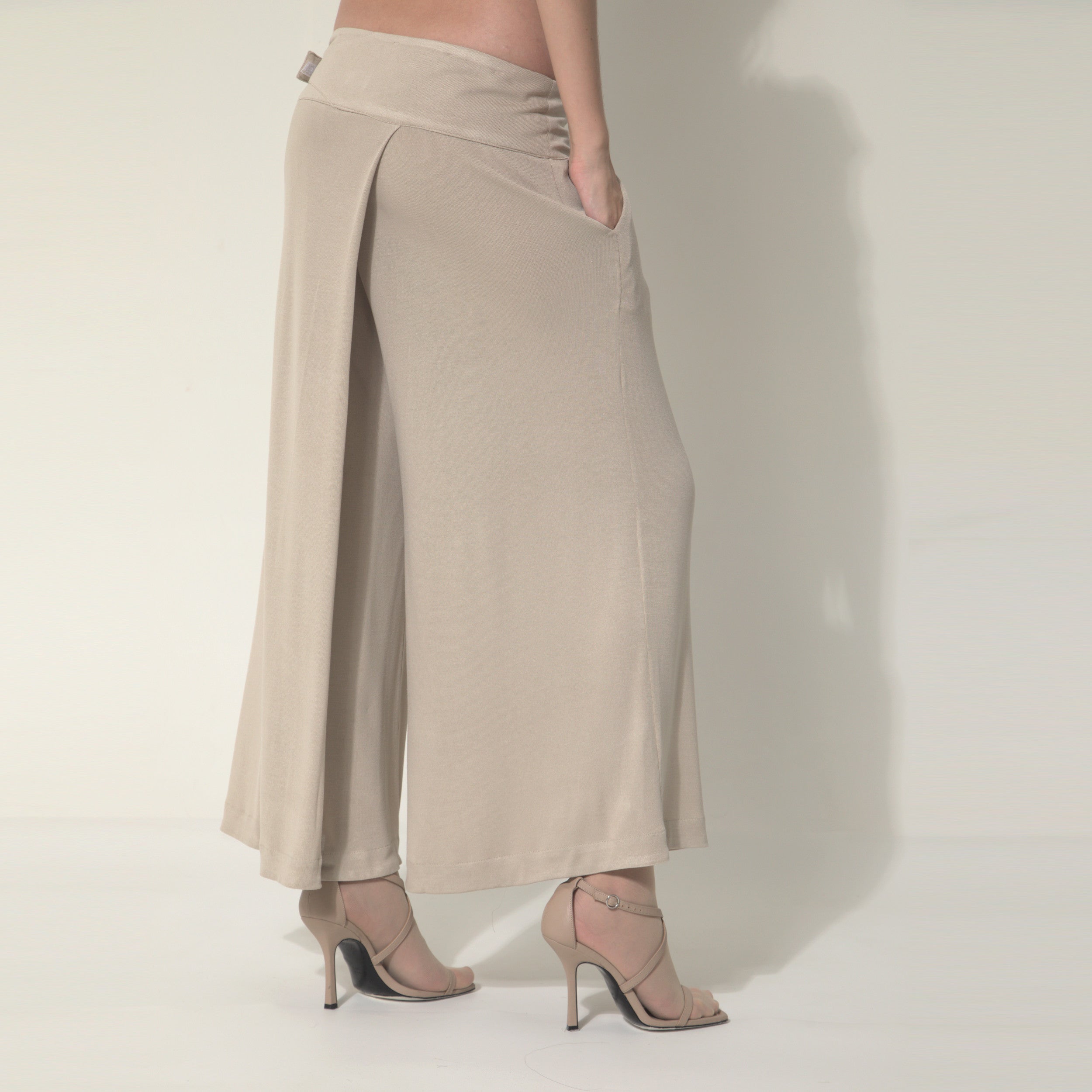 Sarah - Saia-calça de malha com ajuste de fivela de metal na cor bege Saara