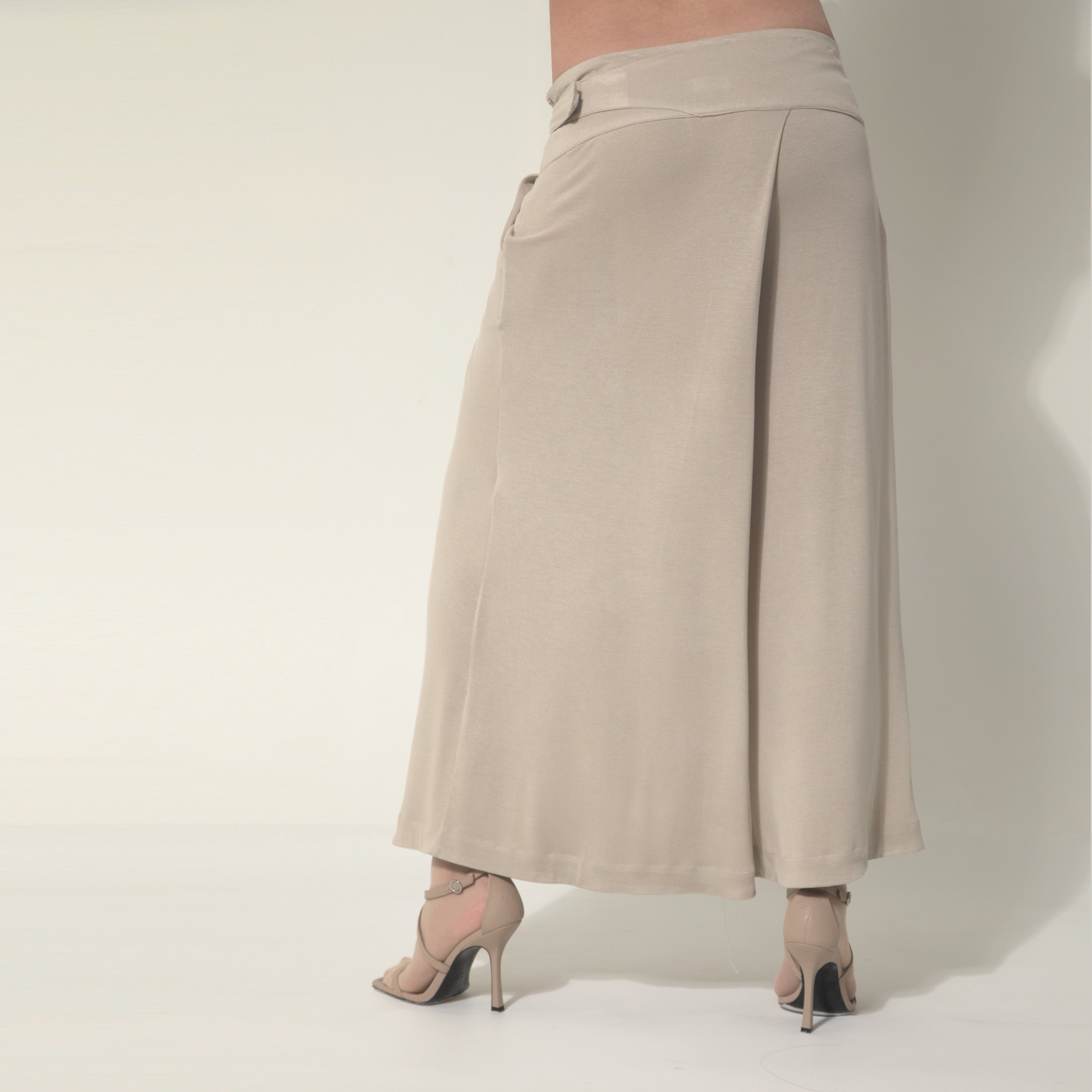 Sarah - Saia-calça de malha com ajuste de fivela de metal na cor bege Saara
