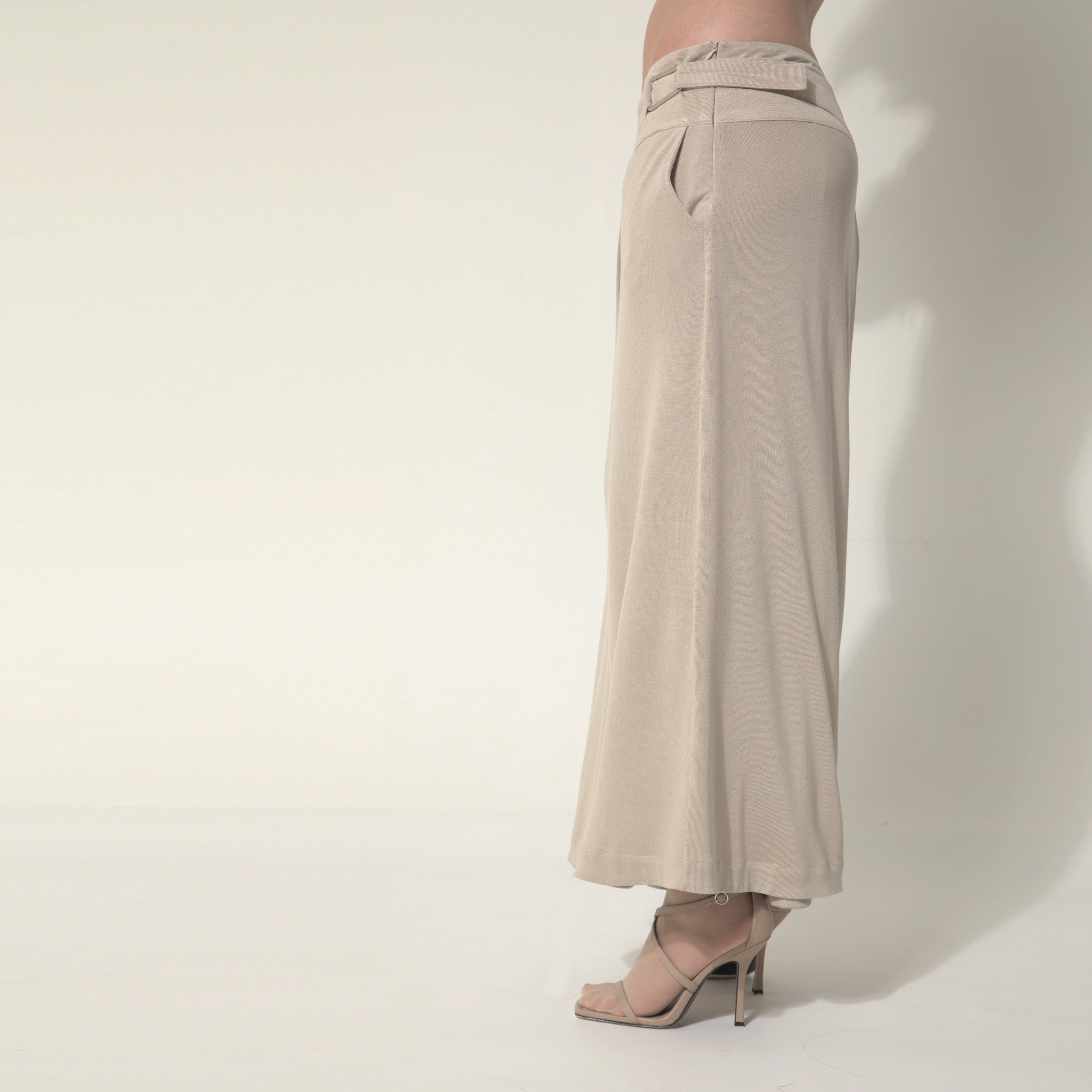 Sarah - Saia-calça de malha com ajuste de fivela de metal na cor bege Saara
