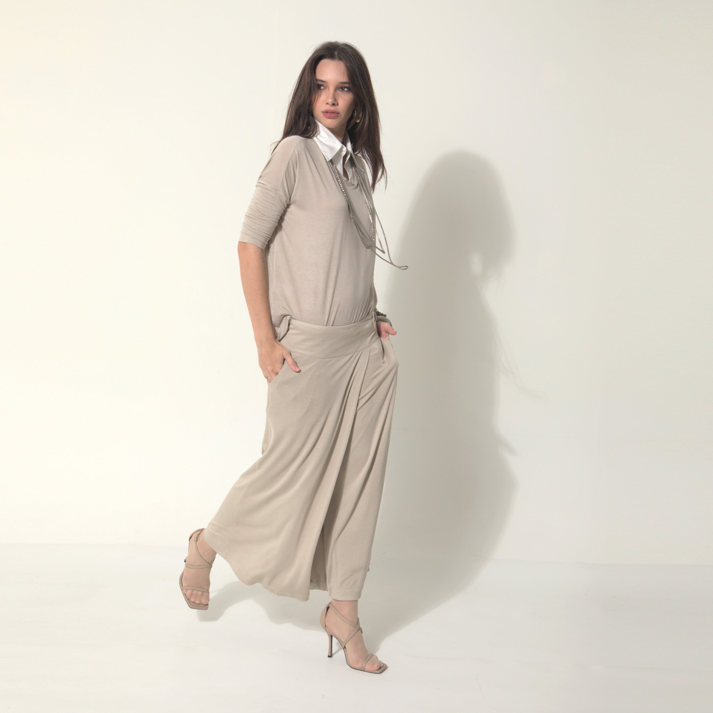 Sarah - Saia-calça de malha com ajuste de fivela de metal na cor bege Saara