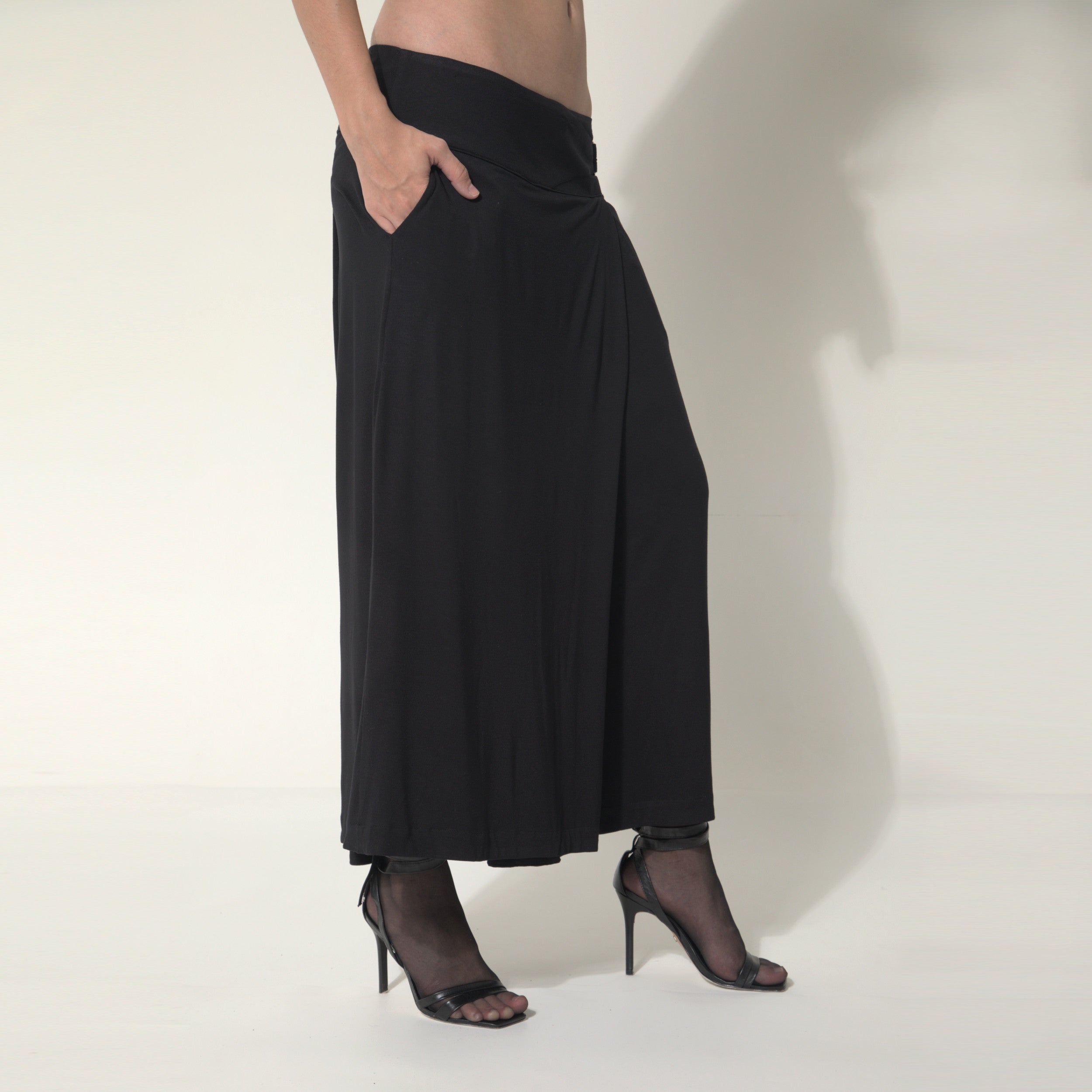 Sarah - Saia-calça de malha com ajuste de fivela de metal na cor preta
