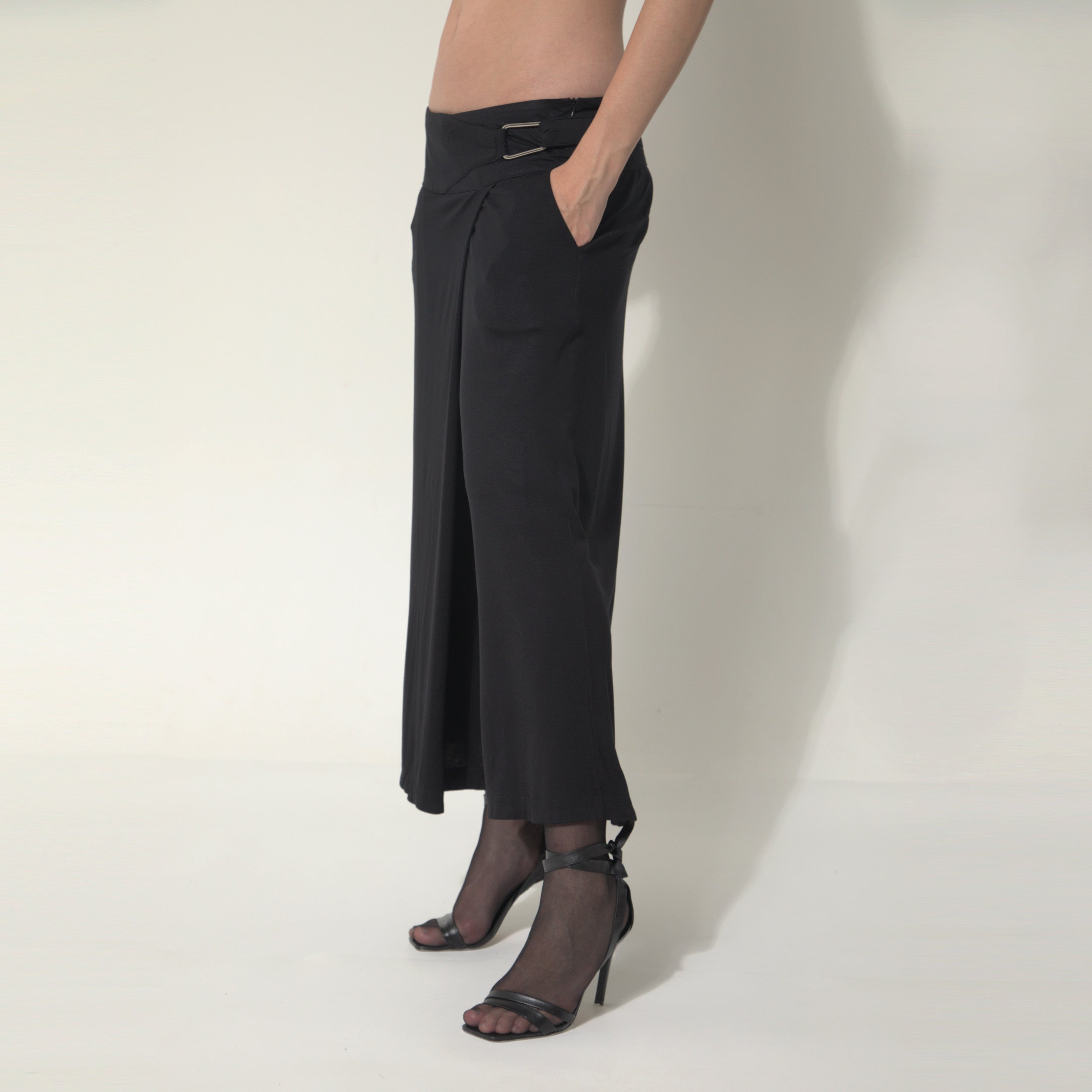 Sarah - Saia-calça de malha com ajuste de fivela de metal na cor preta