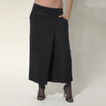 Sarah - Saia-calça de malha com ajuste de fivela de metal na cor preta