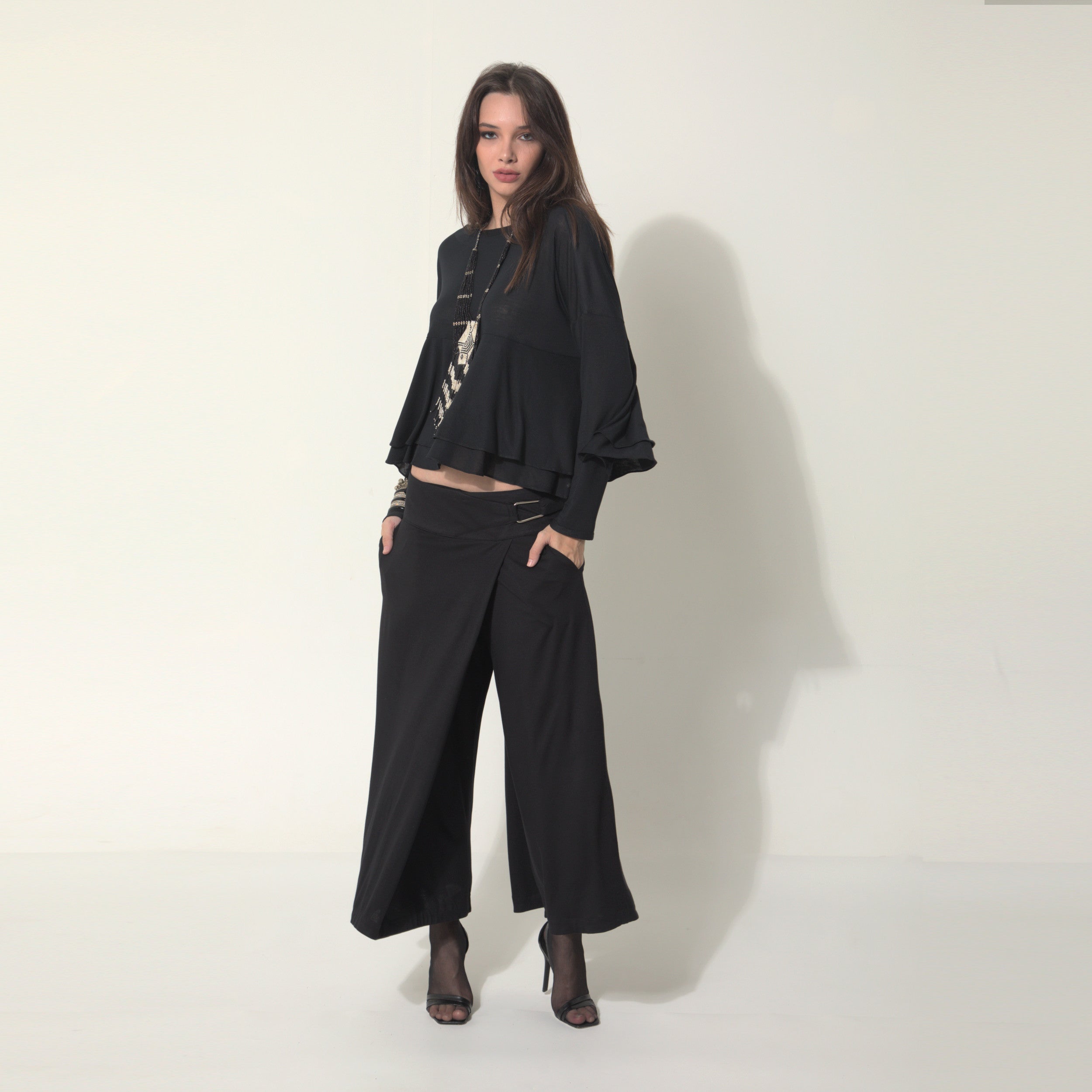 Sarah - Saia-calça de malha com ajuste de fivela de metal na cor preta