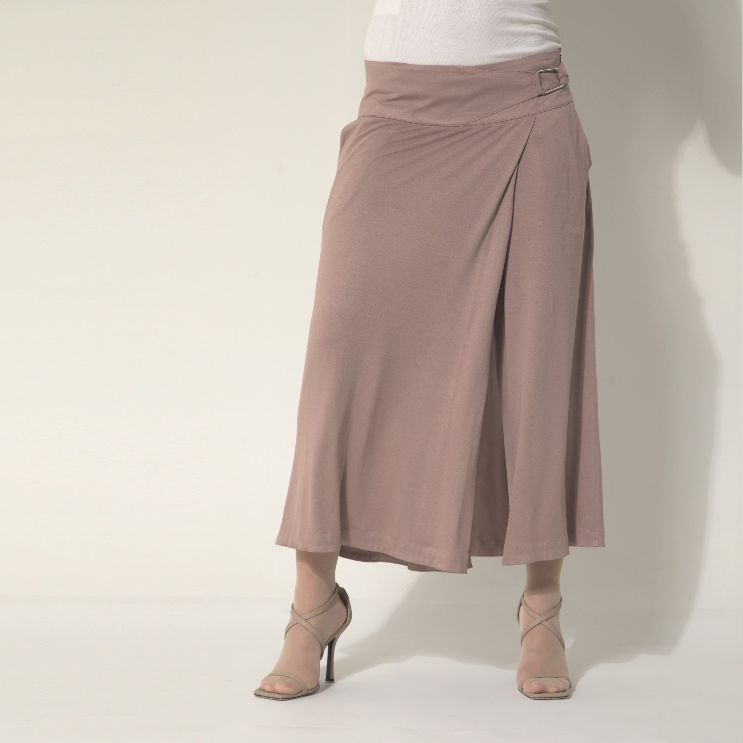 Sarah - Saia-calça de malha com ajuste de fivela de metal na cor mocha mousse
