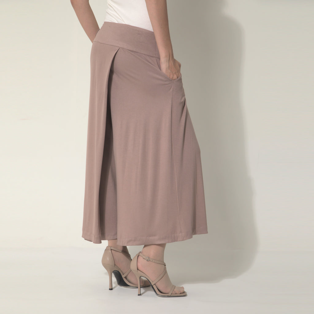 Sarah - Saia-calça de malha com ajuste de fivela de metal na cor mocha mousse