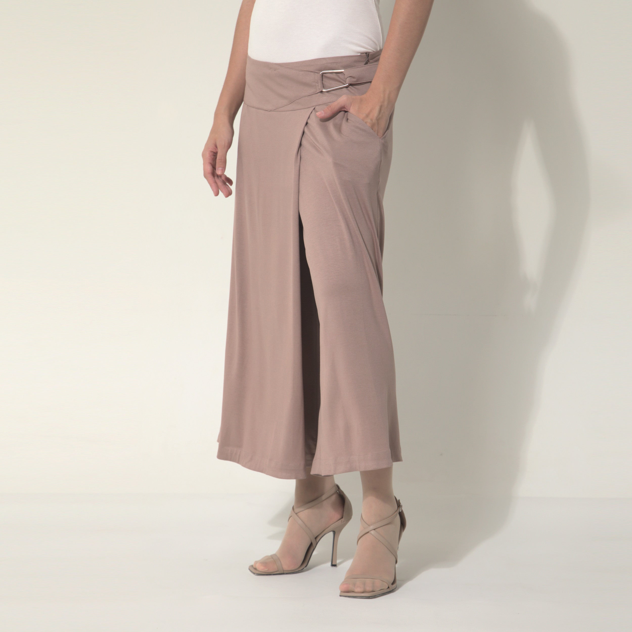 Sarah - Saia-calça de malha com ajuste de fivela de metal na cor mocha mousse