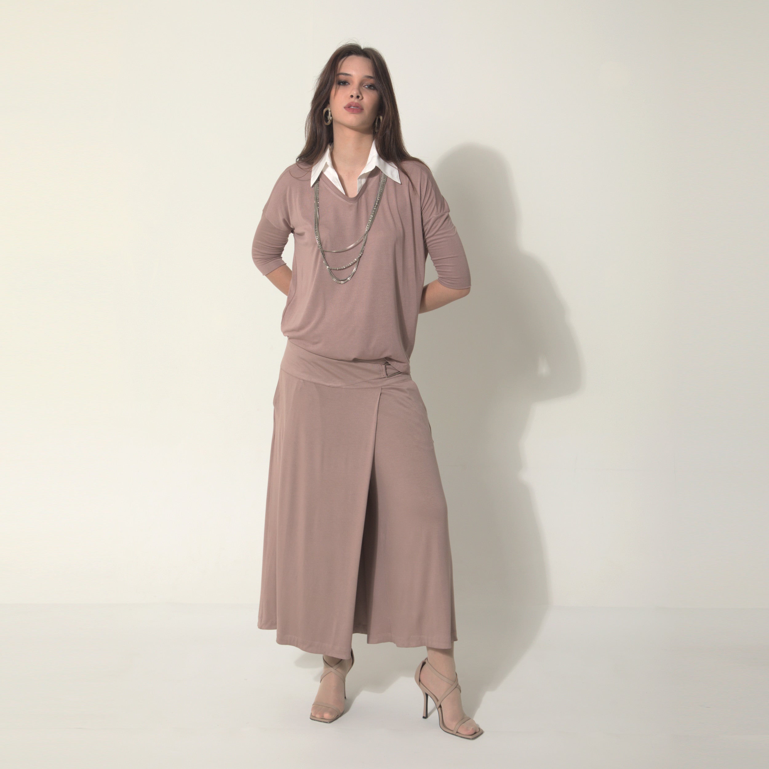 Sarah - Saia-calça de malha com ajuste de fivela de metal na cor mocha mousse