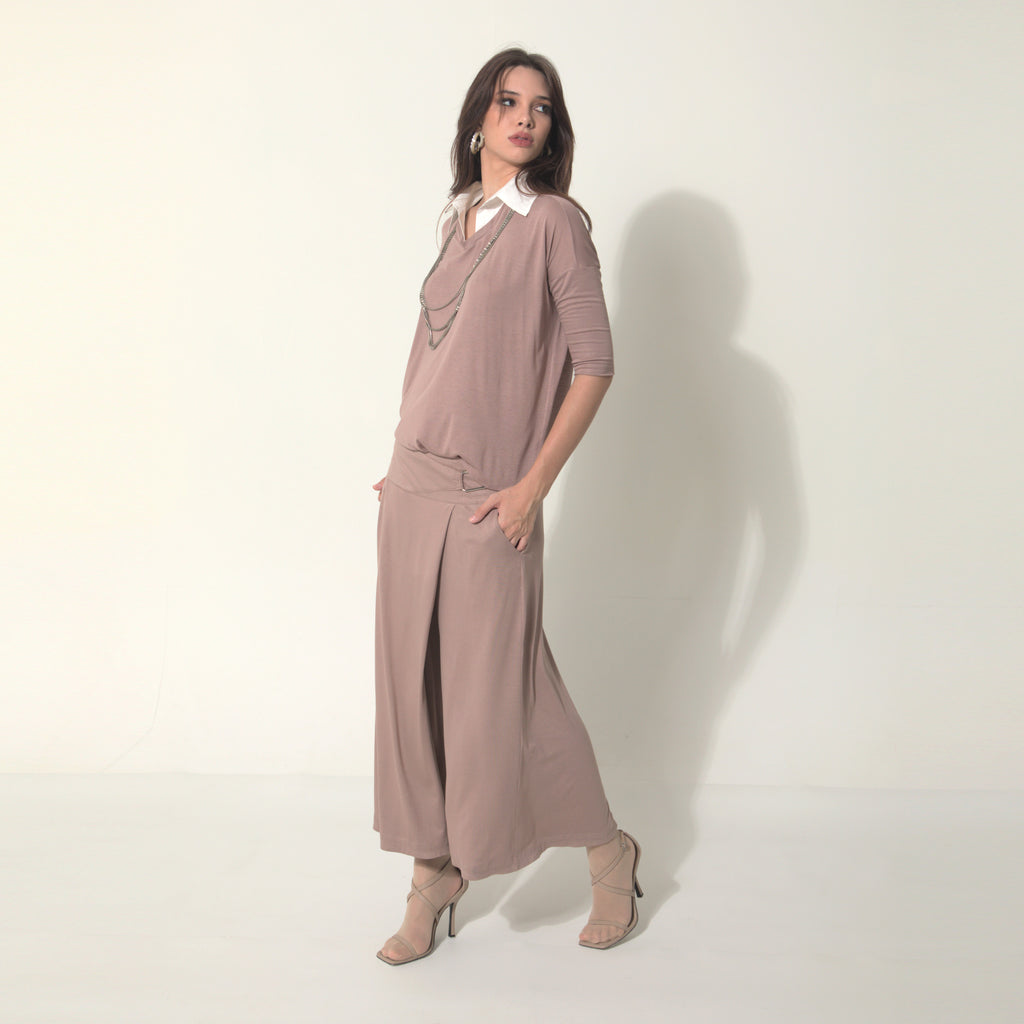 Sarah - Saia-calça de malha com ajuste de fivela de metal na cor mocha mousse