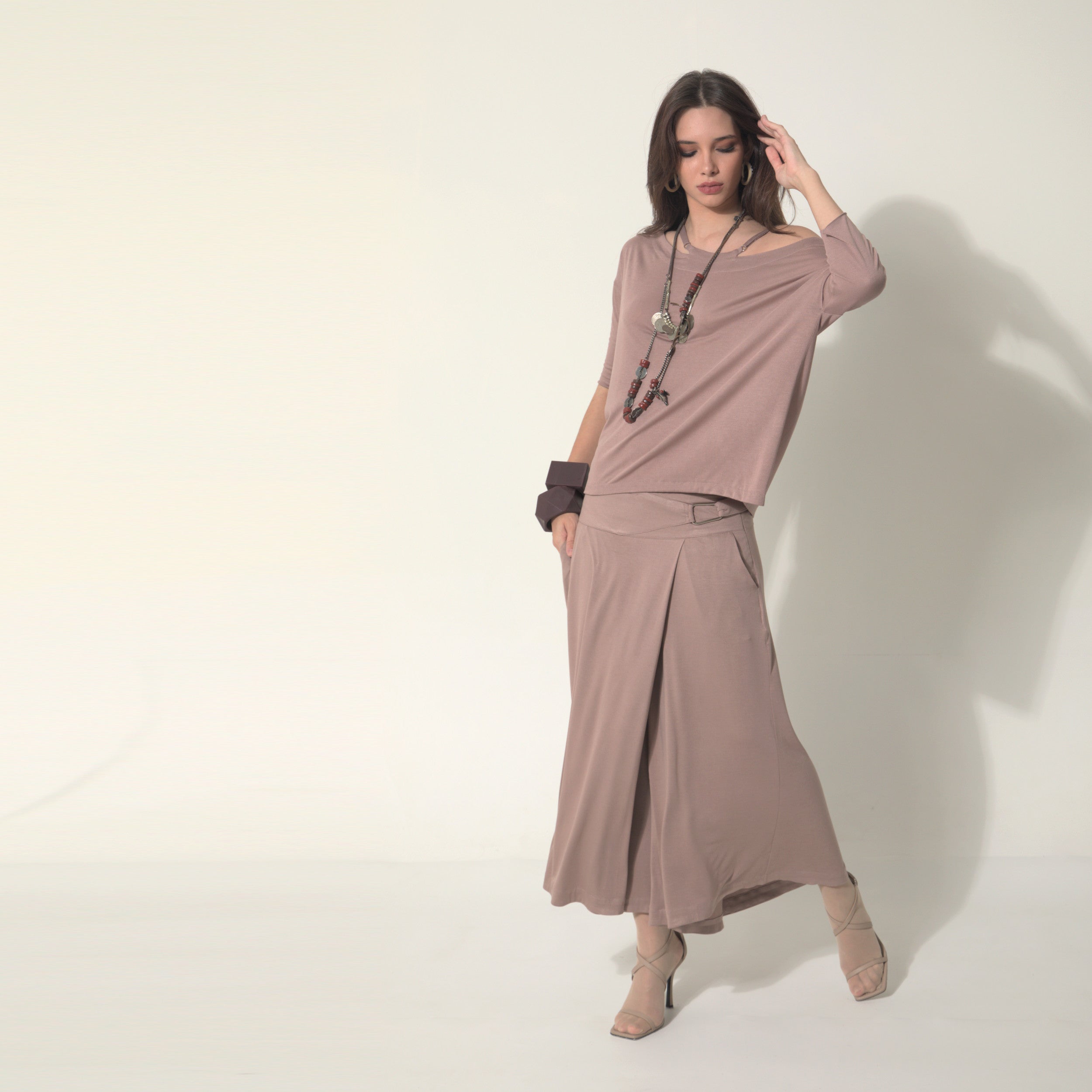 Sarah - Saia-calça de malha com ajuste de fivela de metal na cor mocha mousse