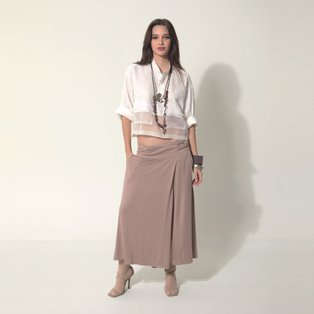 Sarah - Saia-calça de malha com ajuste de fivela de metal na cor mocha mousse
