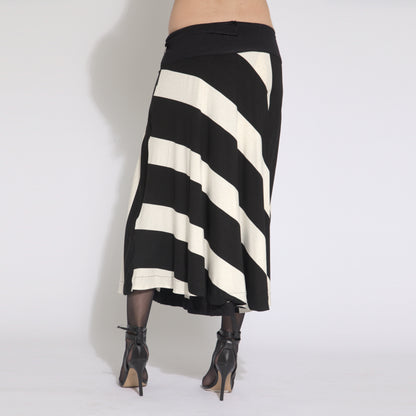 Sienna – saia calça listrada de preto e branco