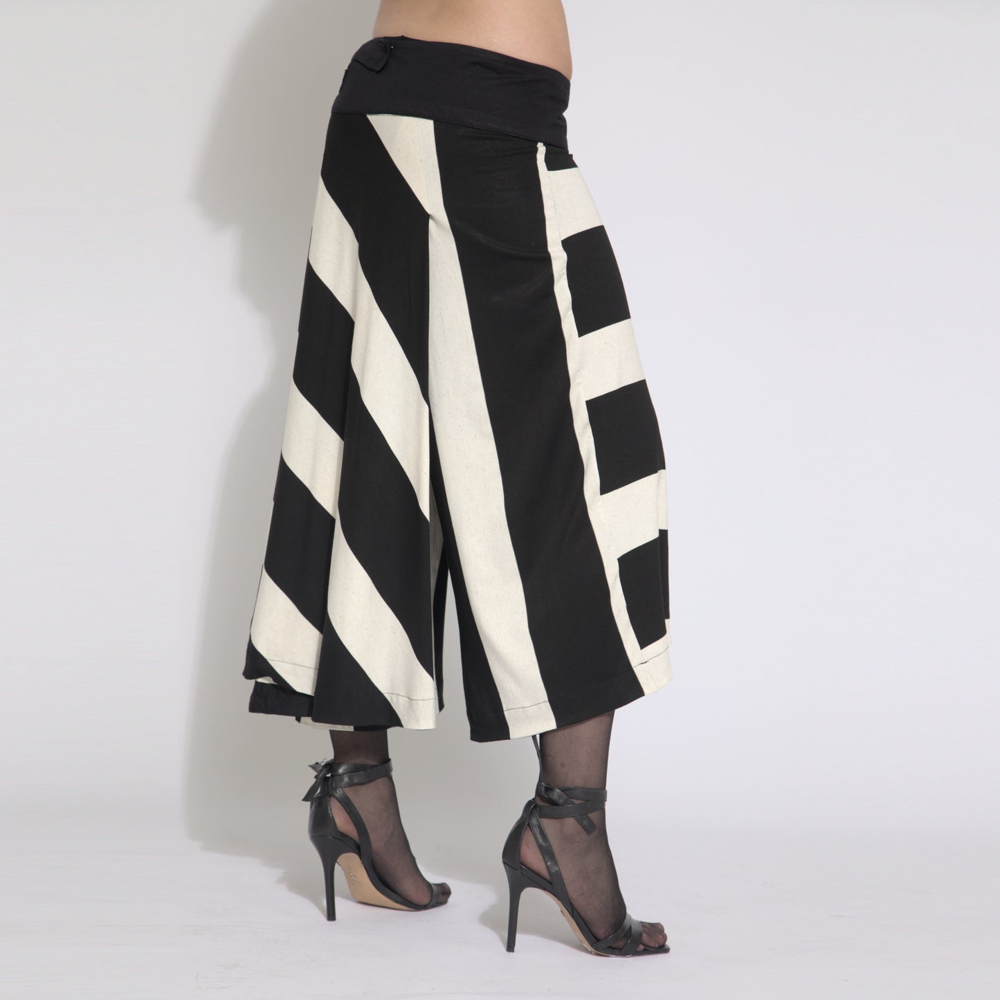 Sienna – saia calça listrada de preto e branco