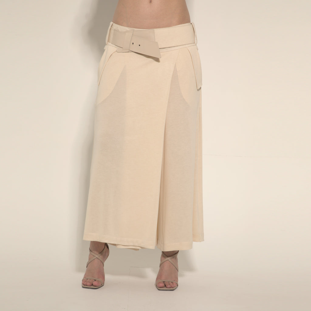 Cleo - Saia-calça de malha com cinto na cor de trigo