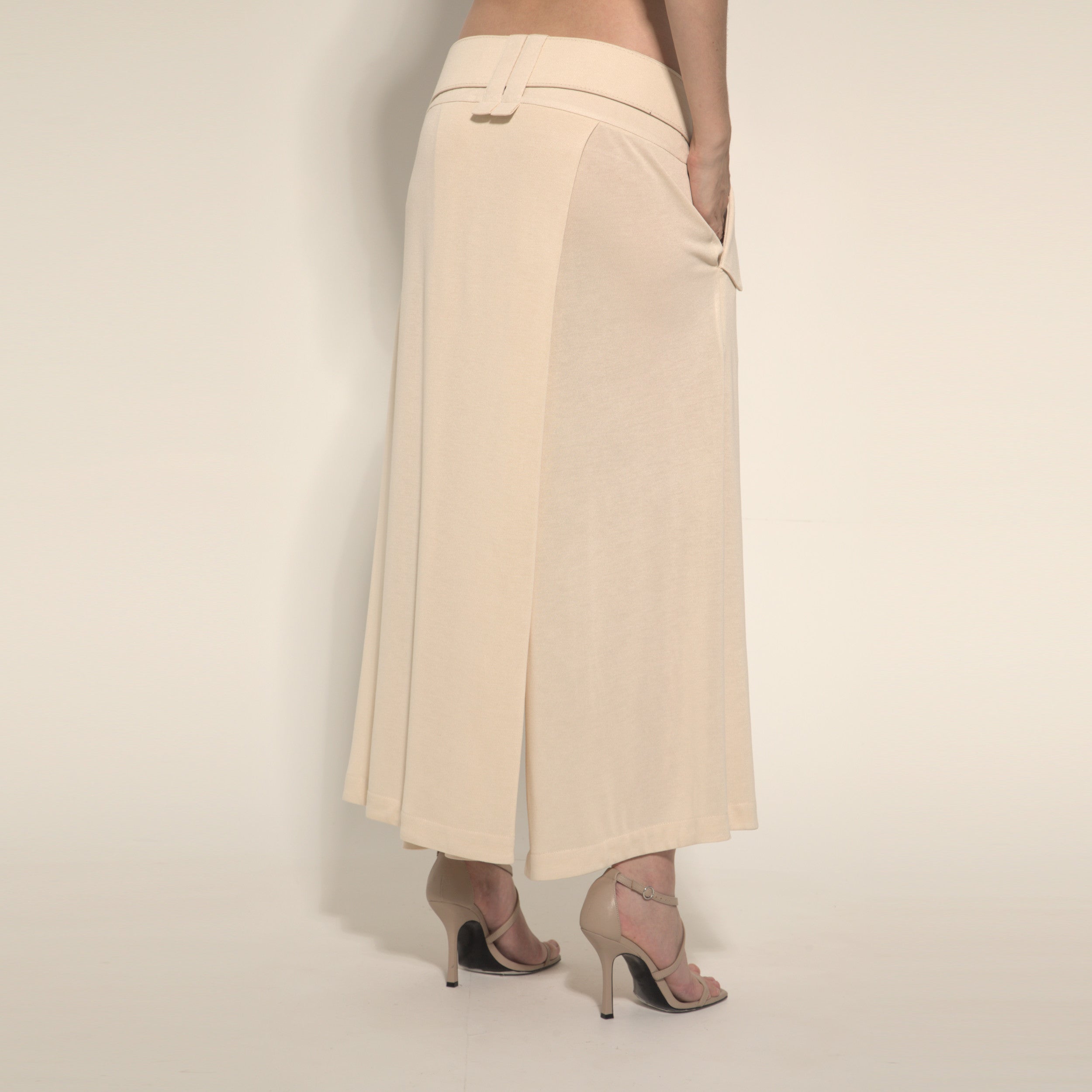 Cleo - Saia-calça de malha com cinto na cor de trigo