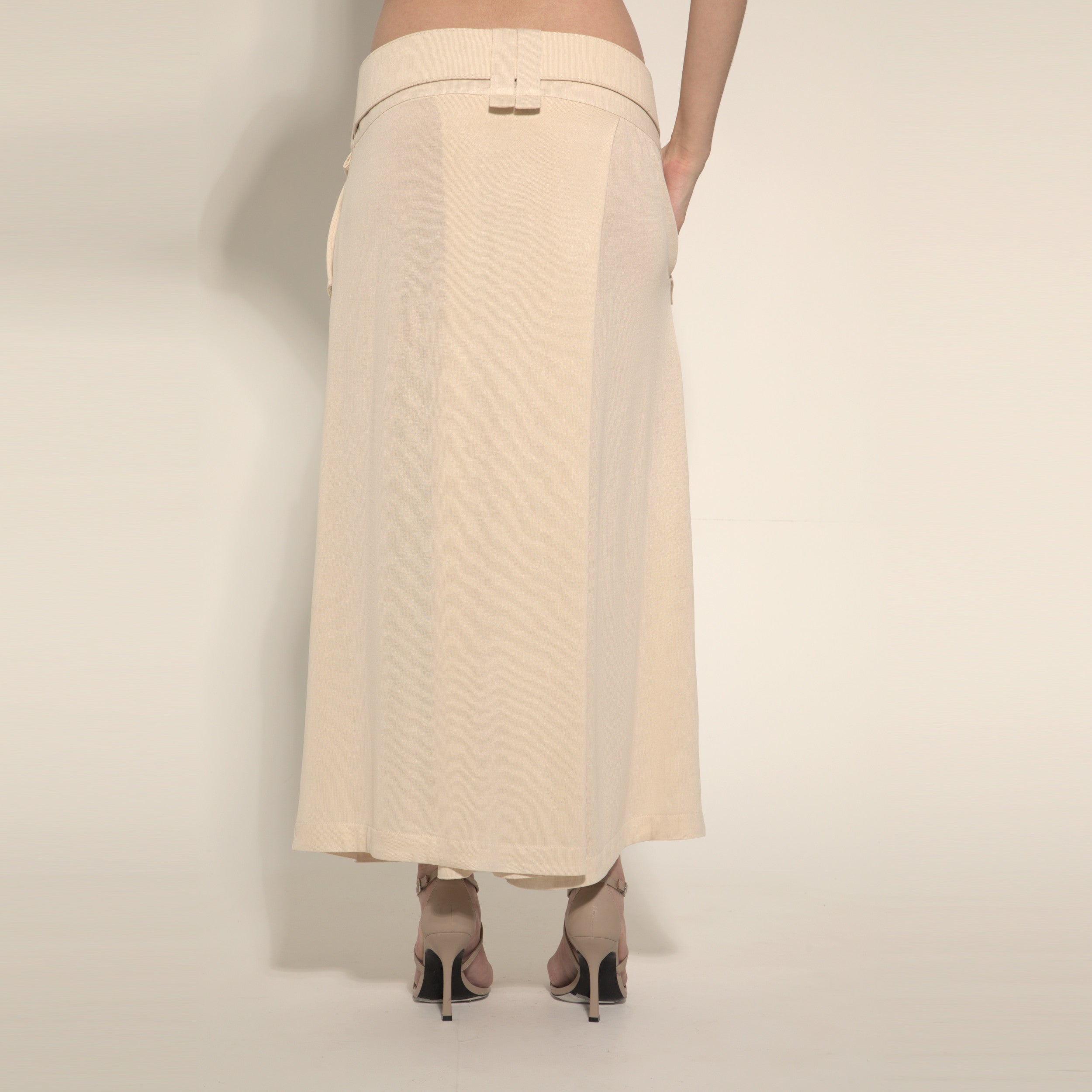 Cleo - Saia-calça de malha com cinto na cor de trigo