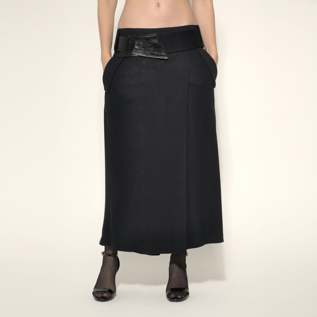 Cleo - Saia-calça de malha com cinto na cor preta