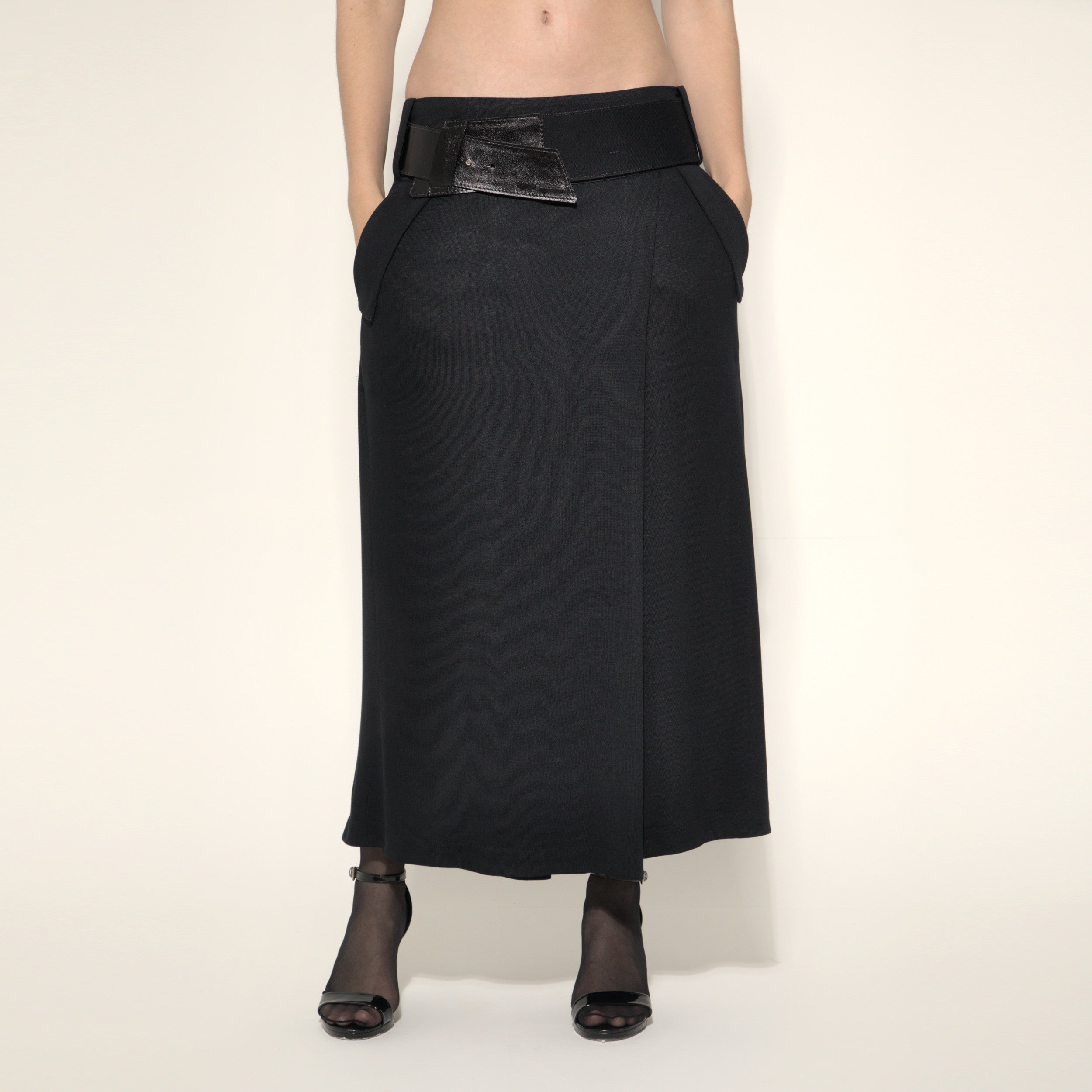 Cleo - Saia-calça de malha com cinto na cor preta