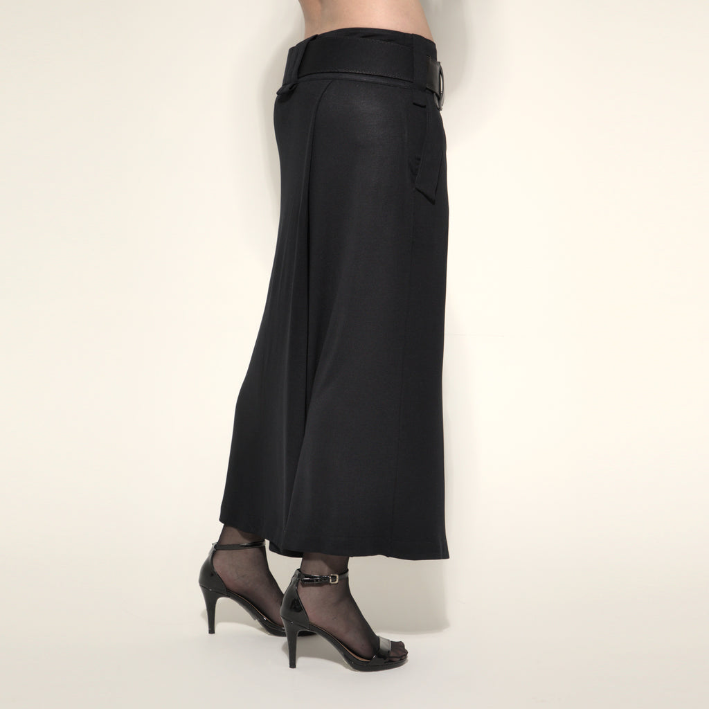 Cleo - Saia-calça de malha com cinto na cor preta
