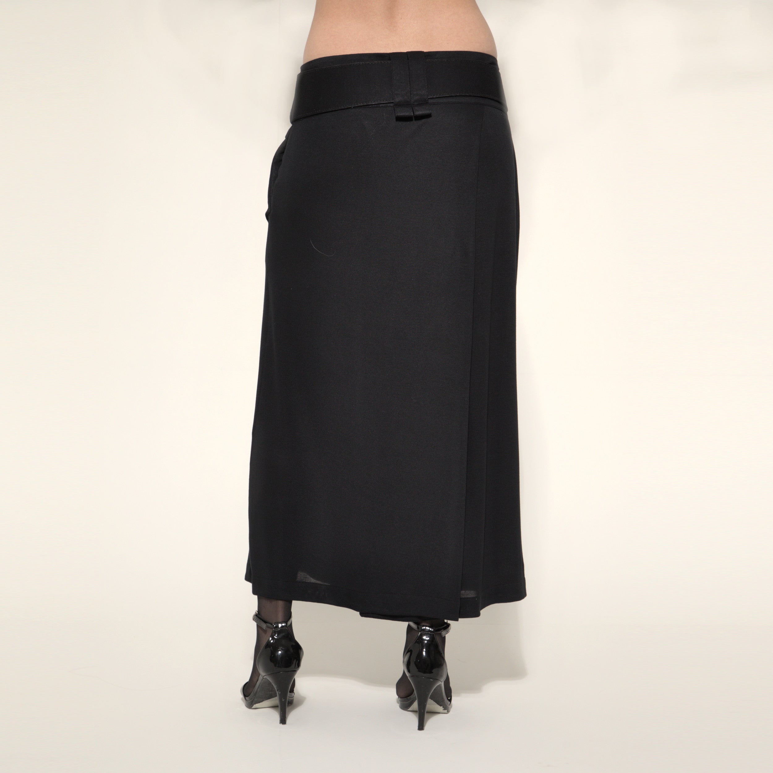 Cleo - Saia-calça de malha com cinto na cor preta