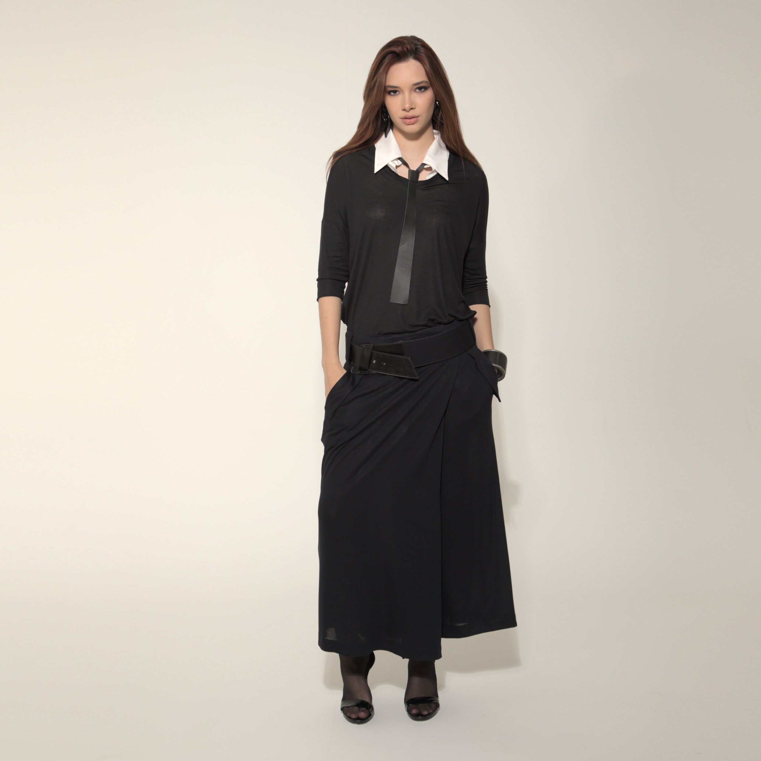 Cleo - Saia-calça de malha com cinto na cor preta