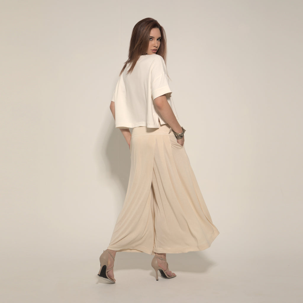 Amira - Saia-calça de malha com pregas e ajuste com fivelas de metal na cor trigo