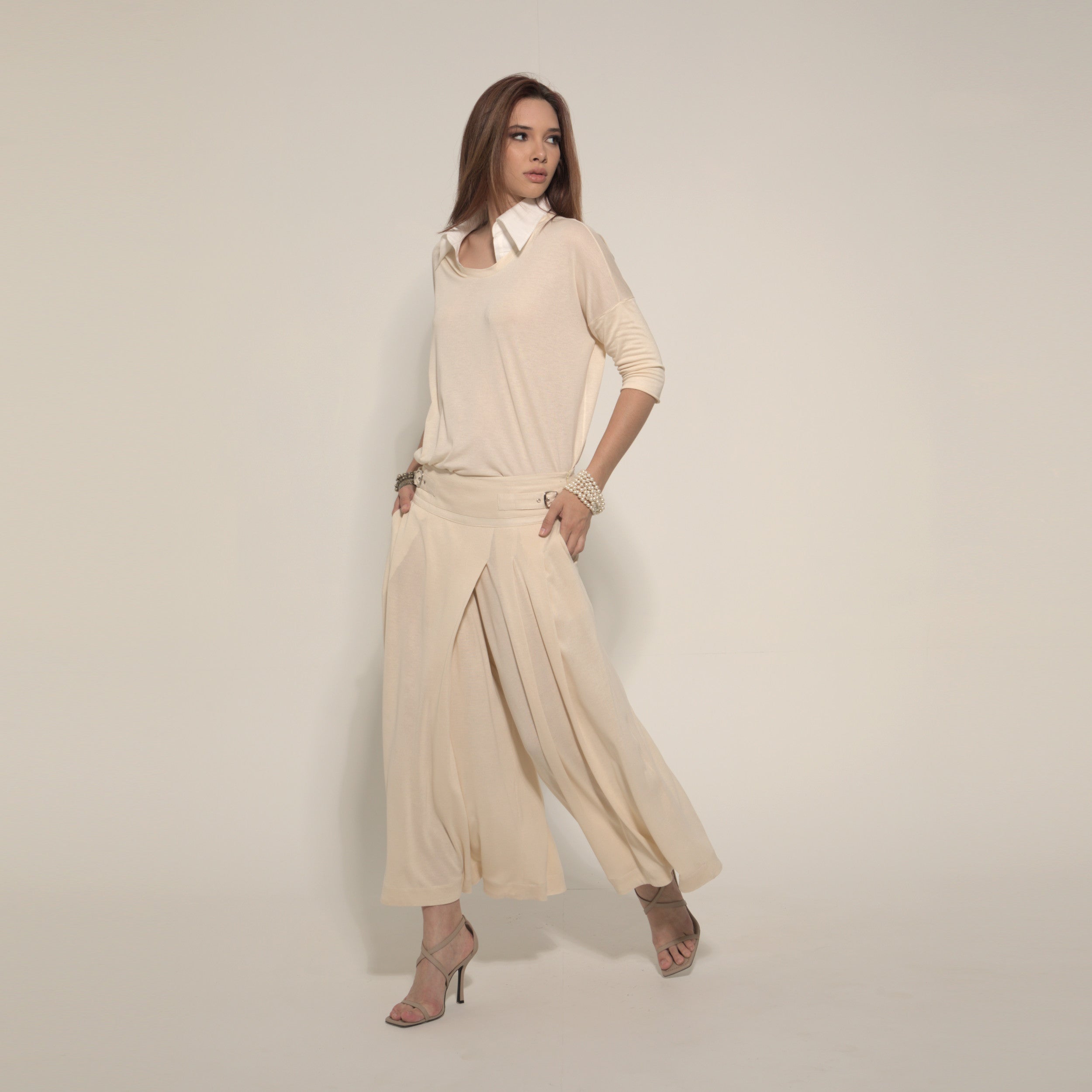 Amira - Saia-calça de malha com pregas e ajuste com fivelas de metal na cor trigo