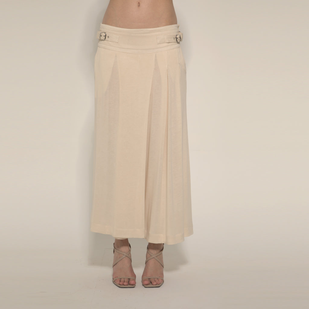 Amira - Saia-calça de malha com pregas e ajuste com fivelas de metal na cor trigo